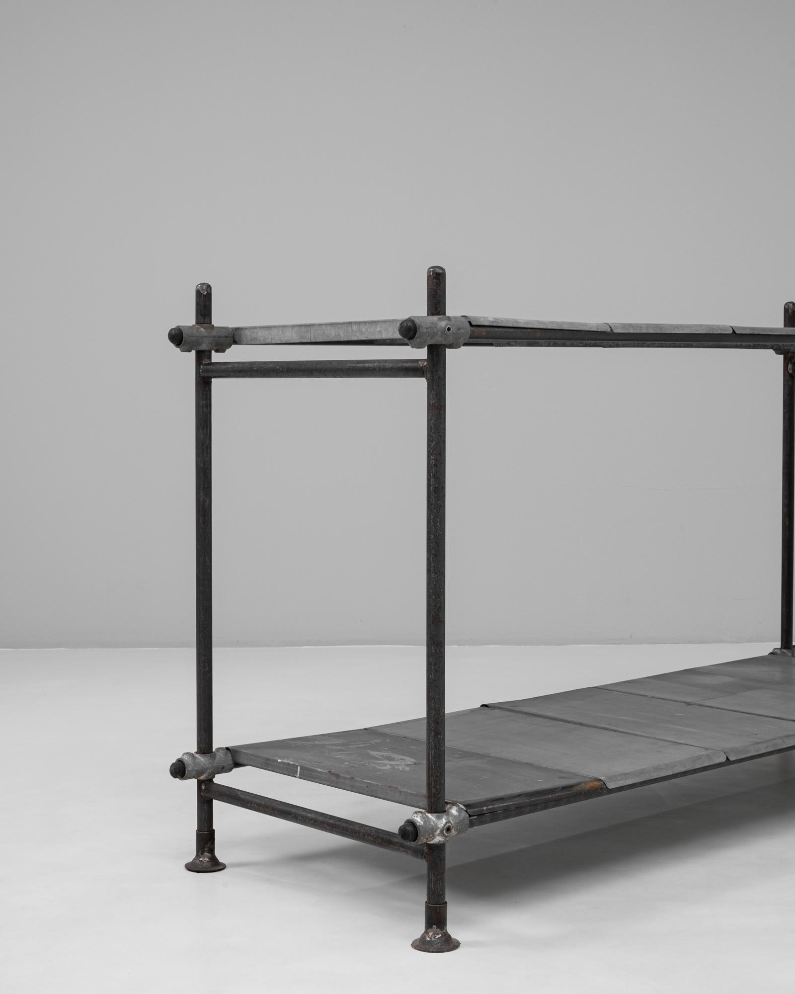 Consola francesa de metal del siglo XX con tablero de cinc en venta 2