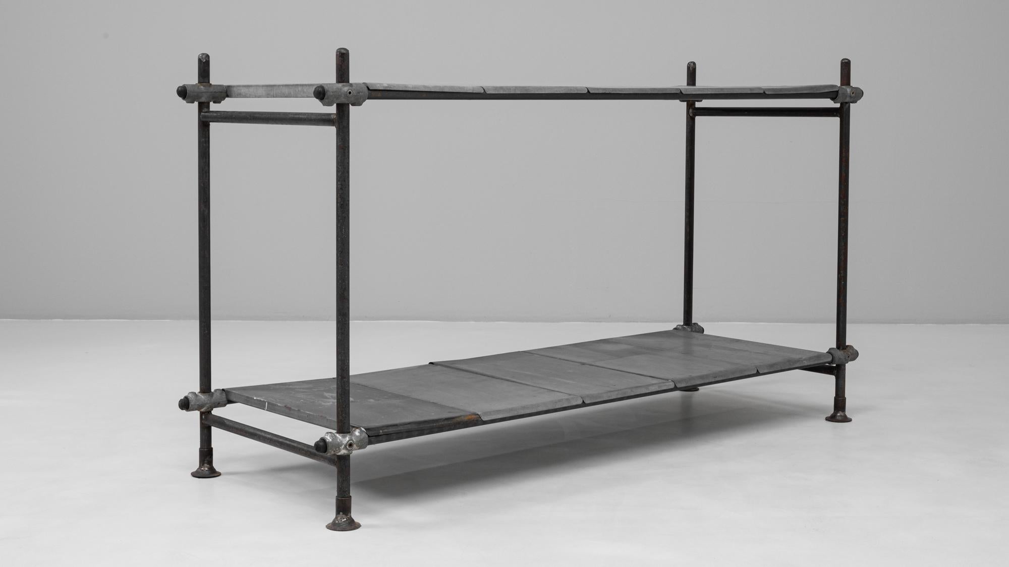 Consola francesa de metal del siglo XX con tablero de cinc en venta 3