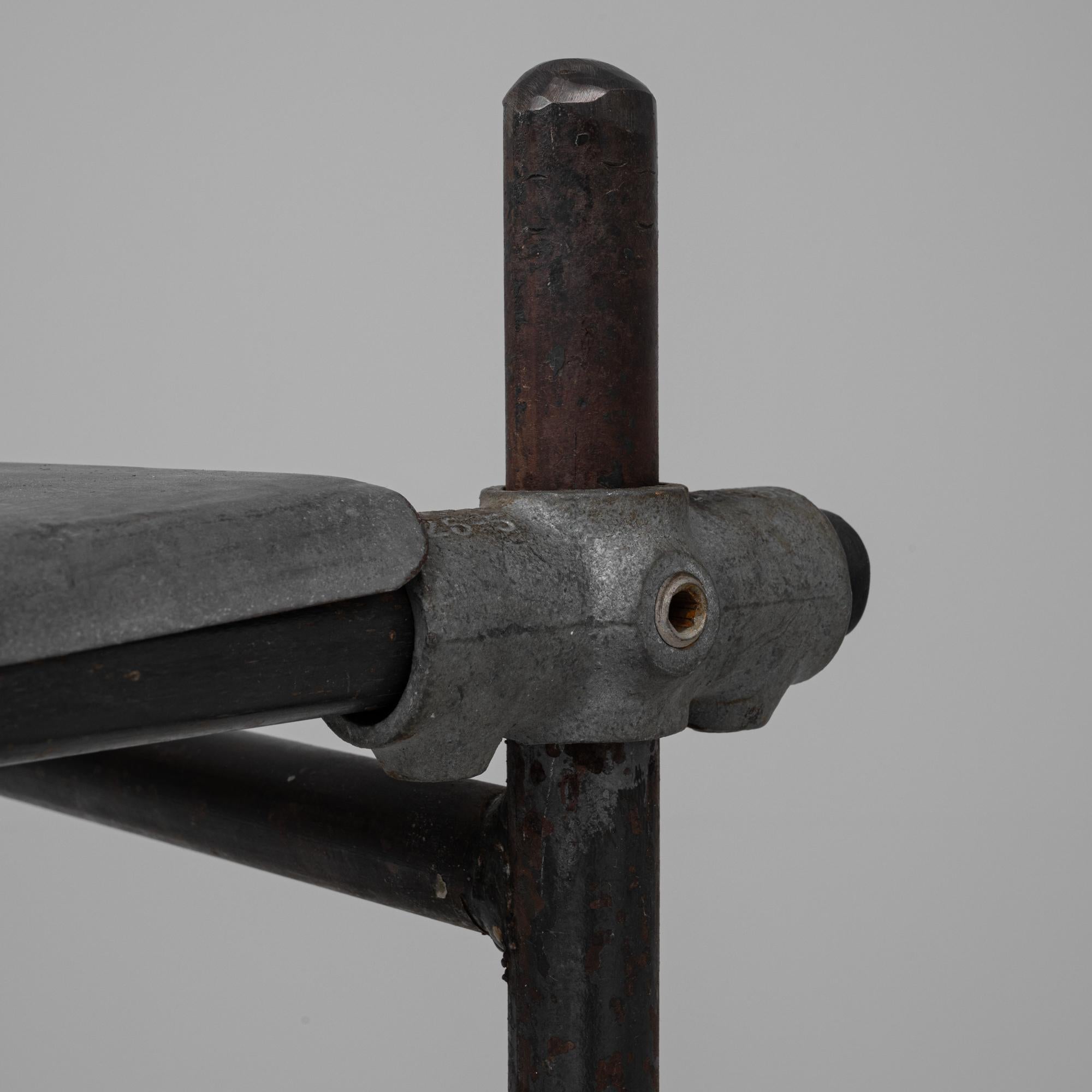 Consola francesa de metal del siglo XX con tablero de cinc en venta 4