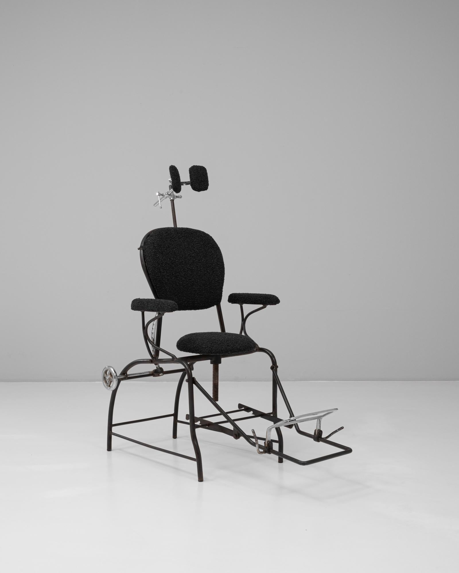 Fauteuil de dentiste en métal français du 20e siècle avec coussins rembourrés en vente 4