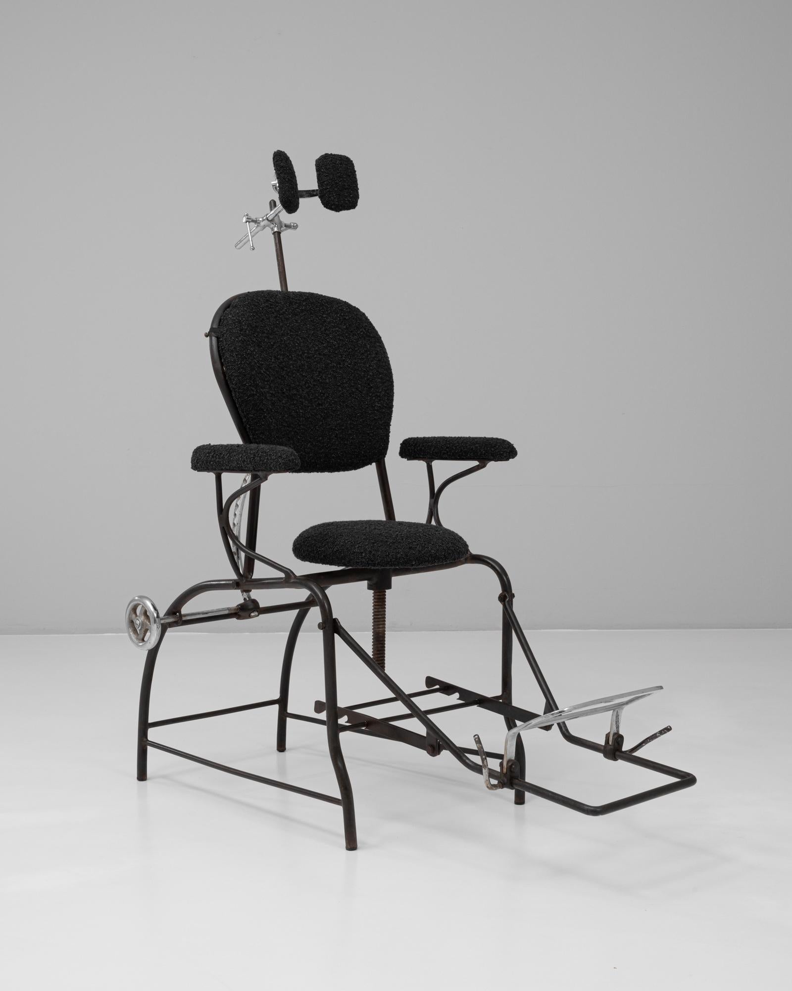Fauteuil de dentiste en métal français du 20e siècle avec coussins rembourrés en vente 5