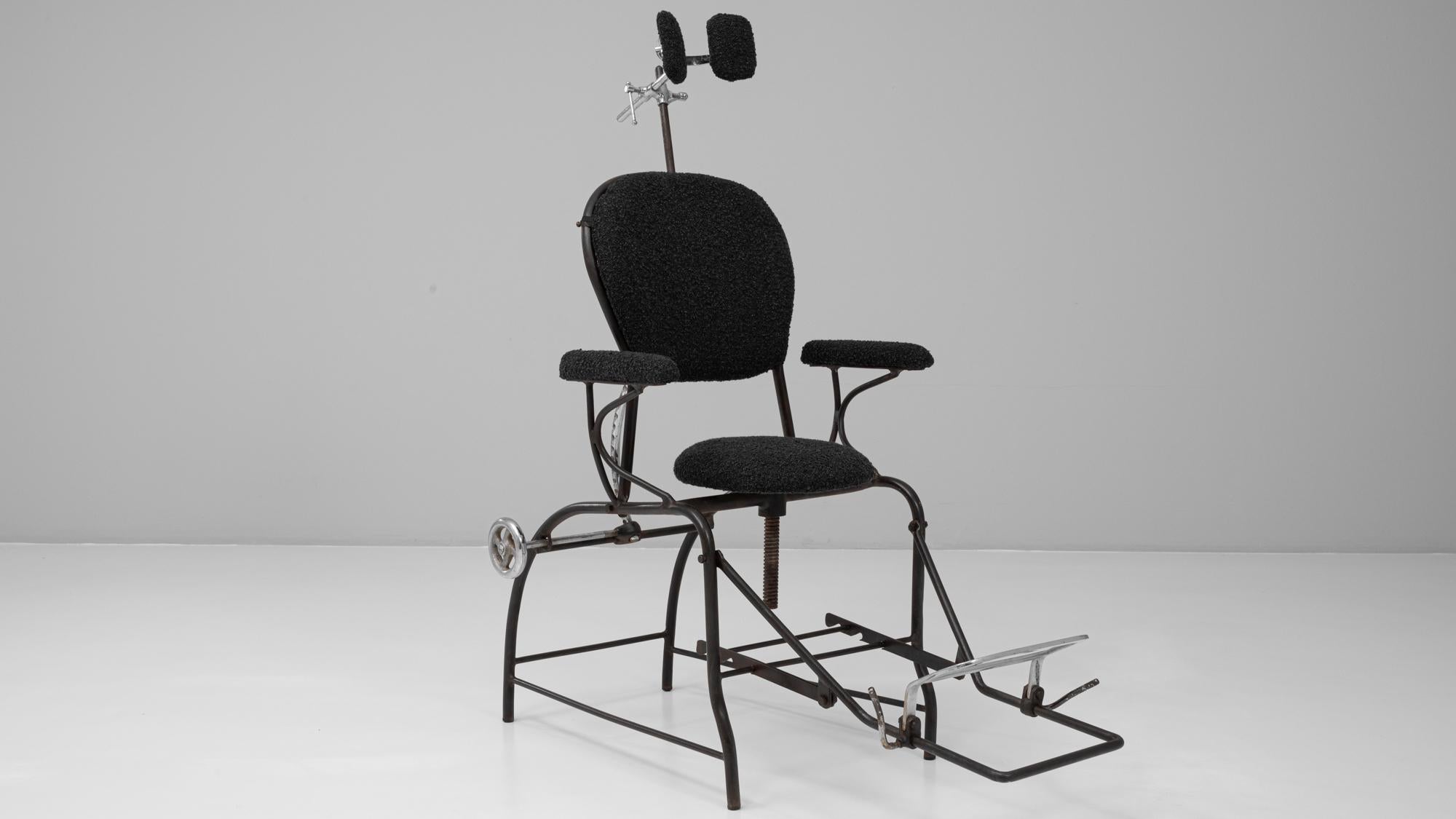 Fauteuil de dentiste en métal français du 20e siècle avec coussins rembourrés en vente 6