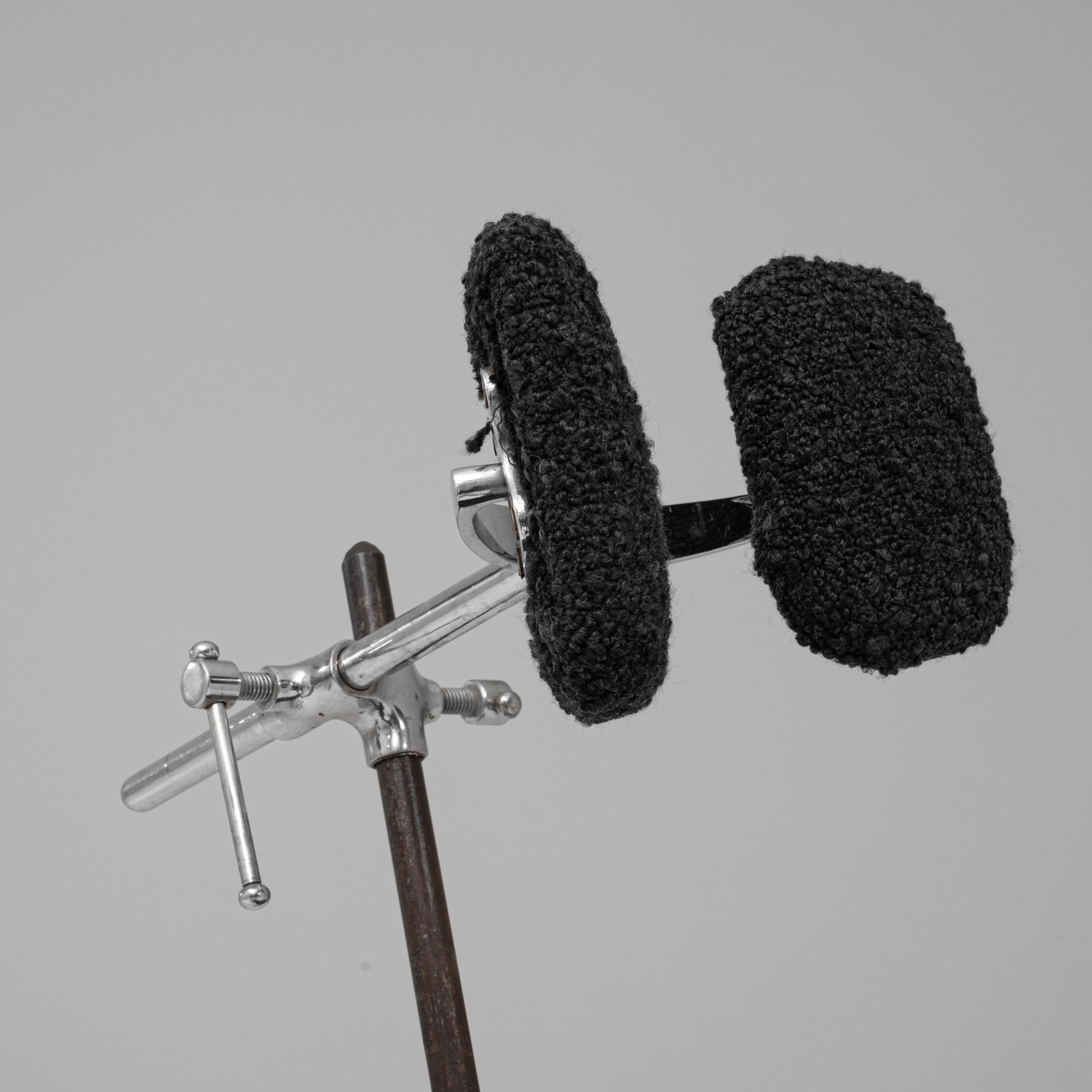 Fauteuil de dentiste en métal français du 20e siècle avec coussins rembourrés en vente 7