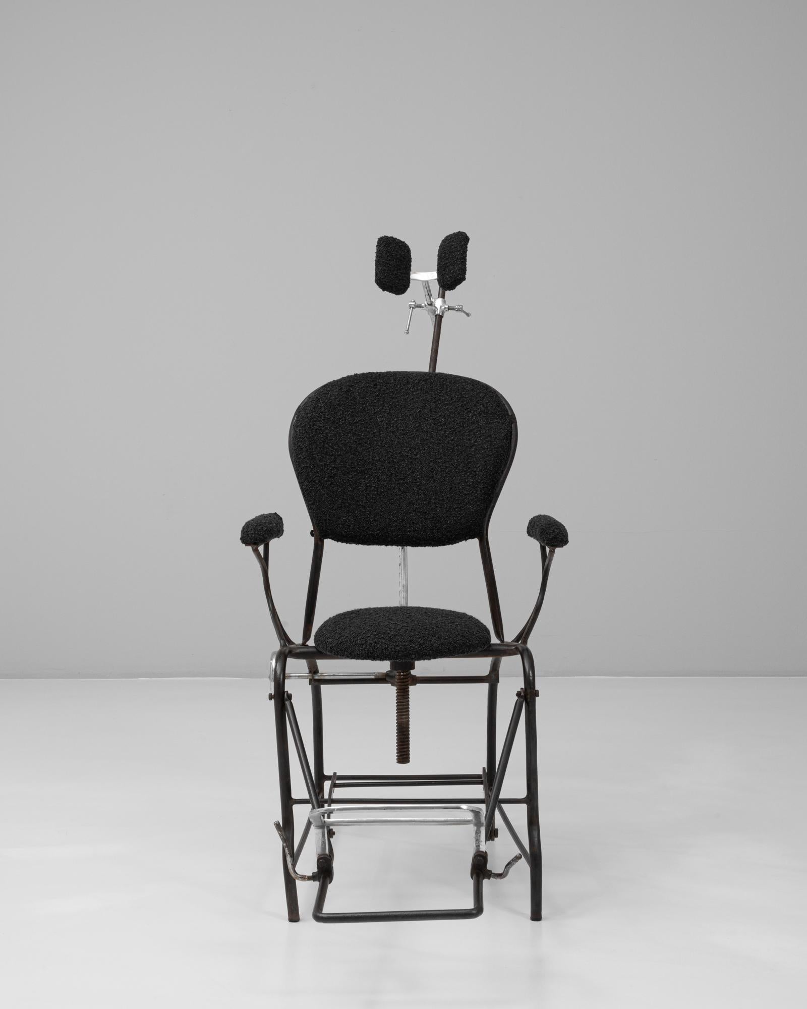 Fauteuil de dentiste en métal français du 20e siècle avec coussins tapissés. Ce remarquable fauteuil de dentiste vintage illustre l'ingéniosité industrielle et l'esthétique distinctive du design médical français du début et du milieu du XXe siècle.