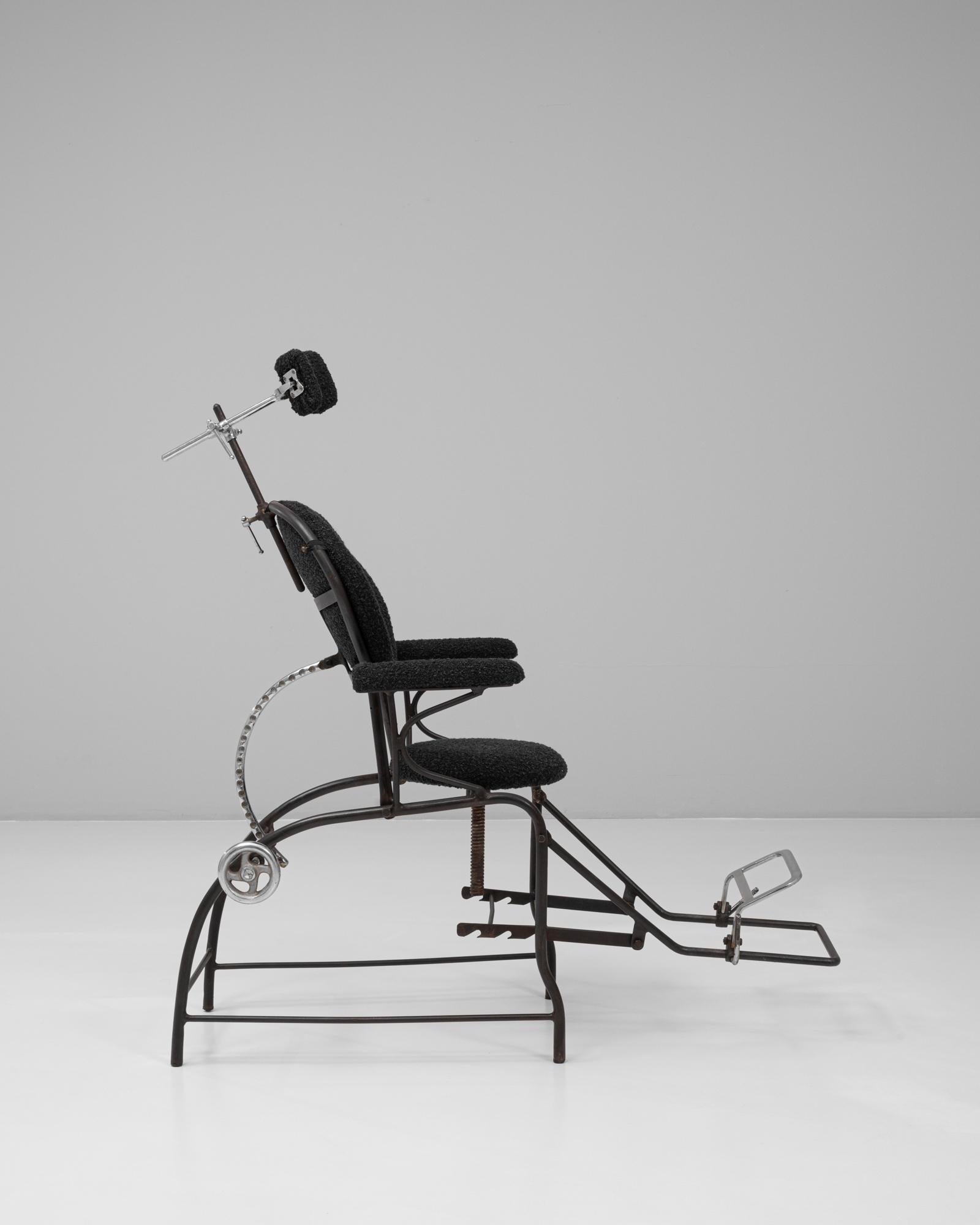 Français Fauteuil de dentiste en métal français du 20e siècle avec coussins rembourrés en vente