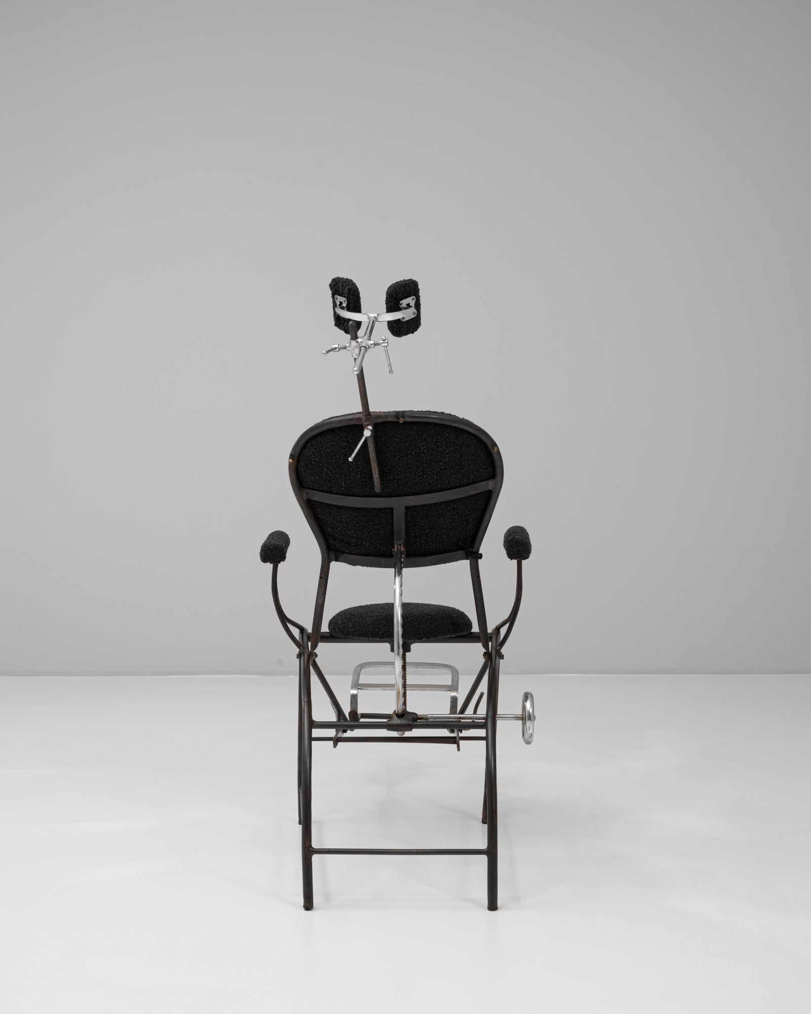 Fauteuil de dentiste en métal français du 20e siècle avec coussins rembourrés Bon état - En vente à High Point, NC