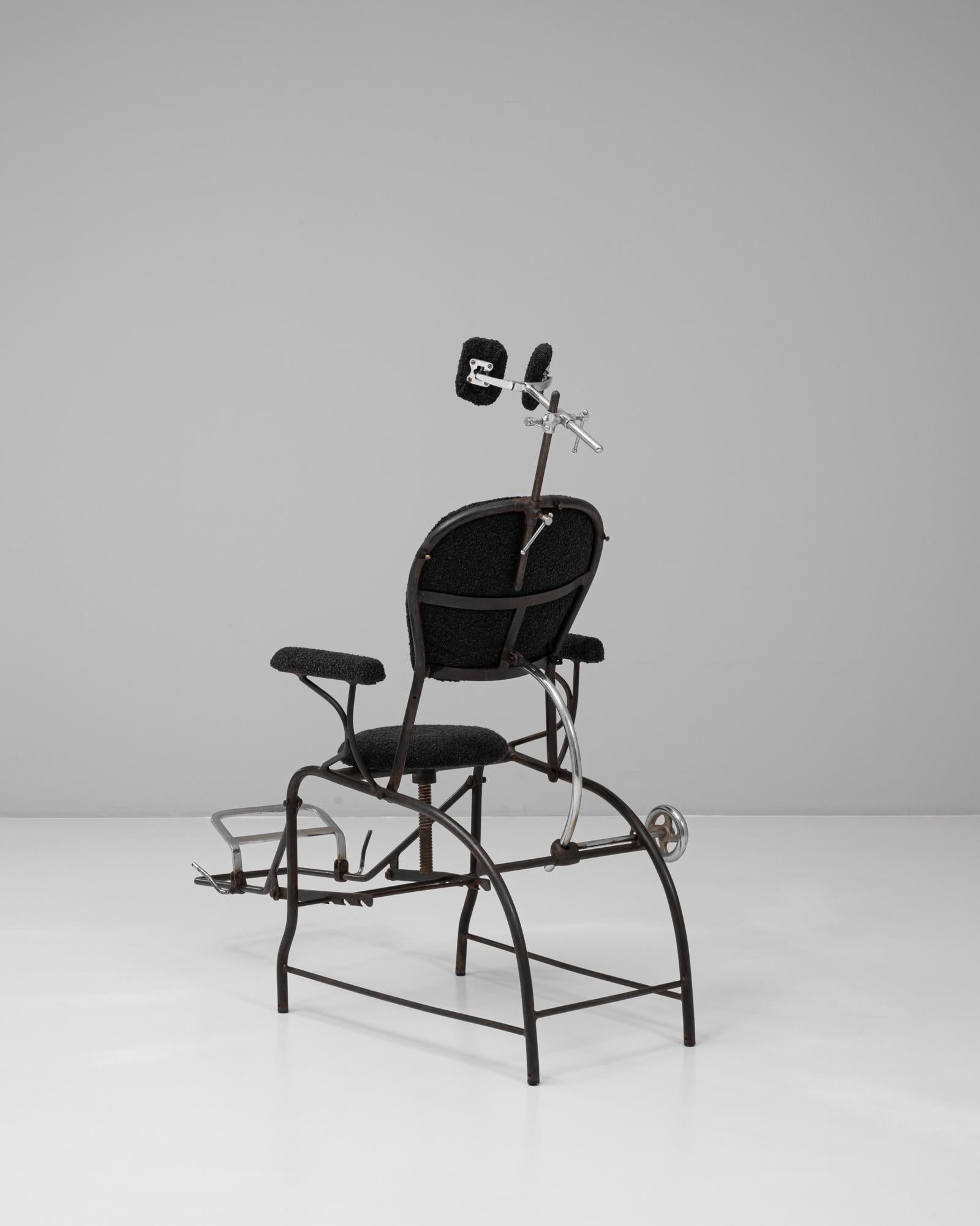 20ième siècle Fauteuil de dentiste en métal français du 20e siècle avec coussins rembourrés en vente