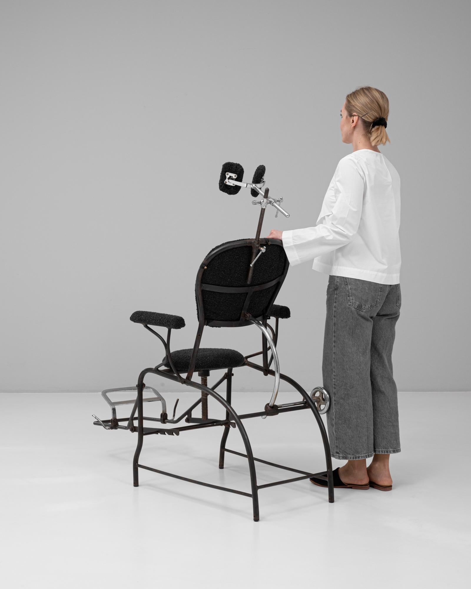 Métal Fauteuil de dentiste en métal français du 20e siècle avec coussins rembourrés en vente