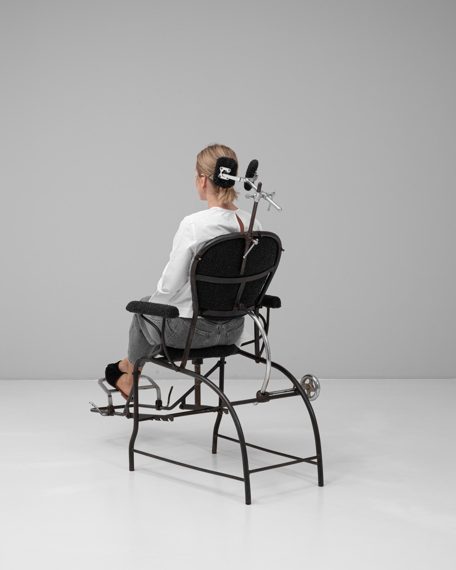 Fauteuil de dentiste en métal français du 20e siècle avec coussins rembourrés en vente 1