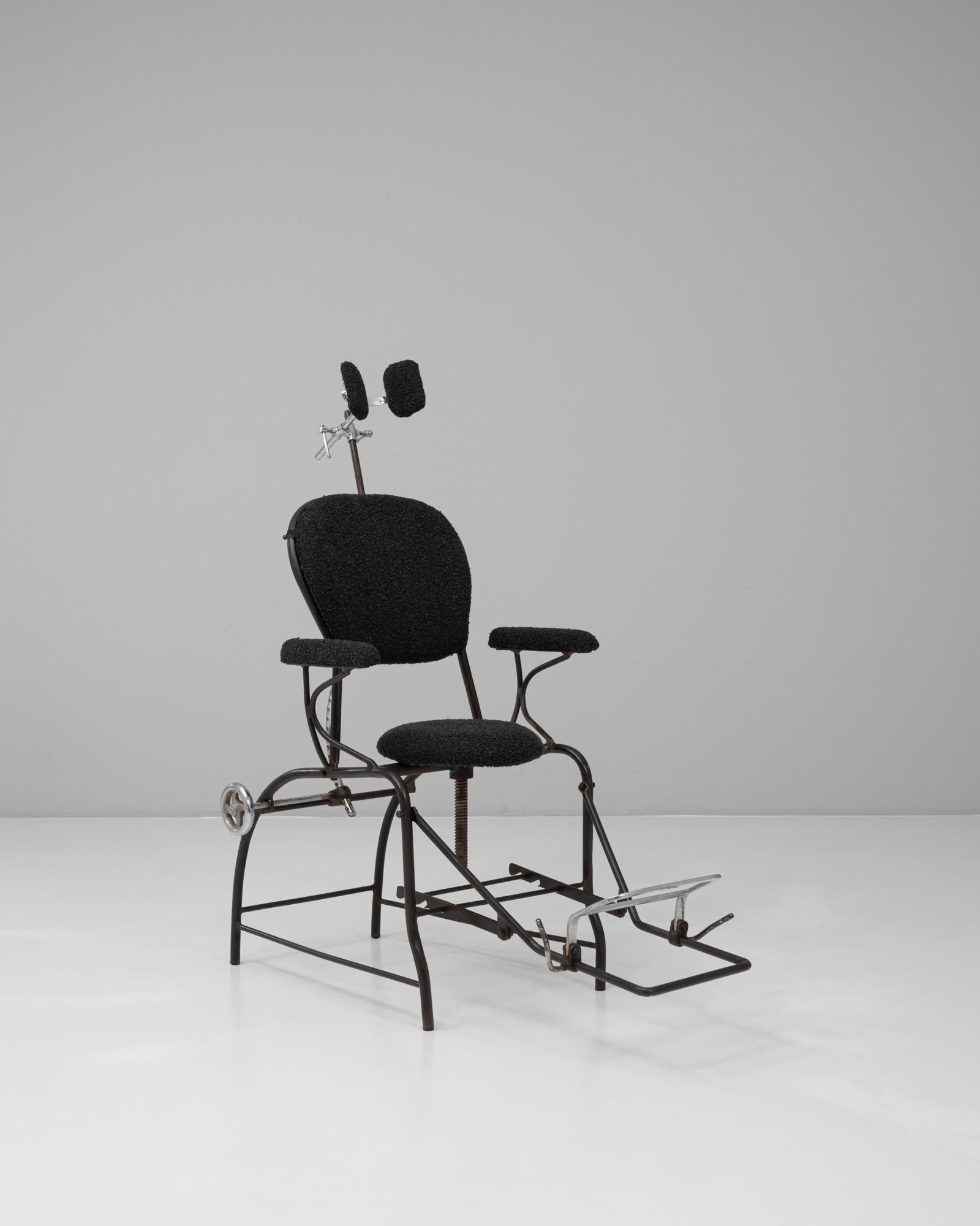 Fauteuil de dentiste en métal français du 20e siècle avec coussins rembourrés en vente 2