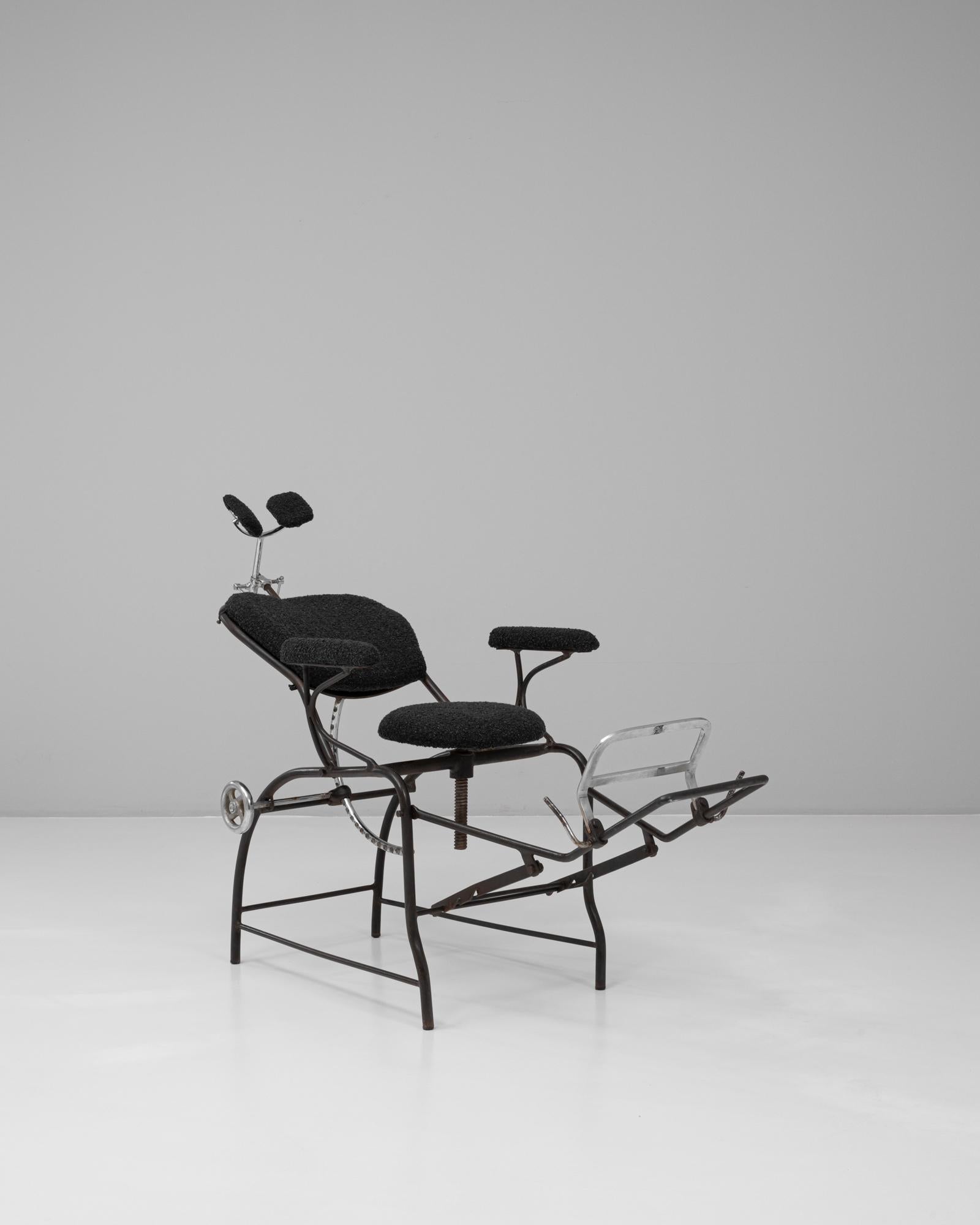 Fauteuil de dentiste en métal français du 20e siècle avec coussins rembourrés en vente 3
