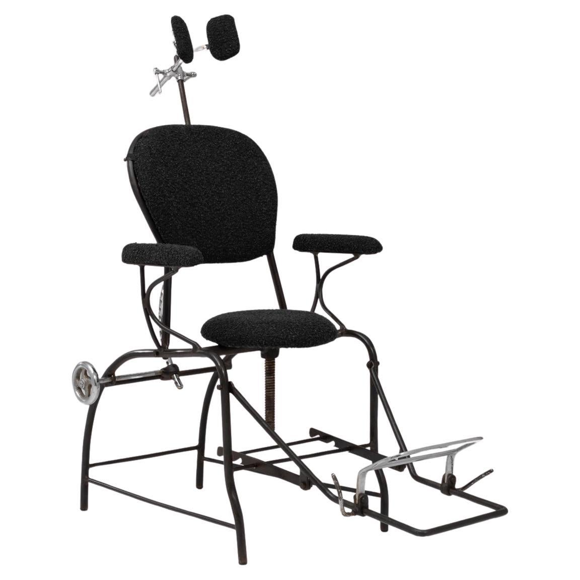 Fauteuil de dentiste en métal français du 20e siècle avec coussins rembourrés en vente