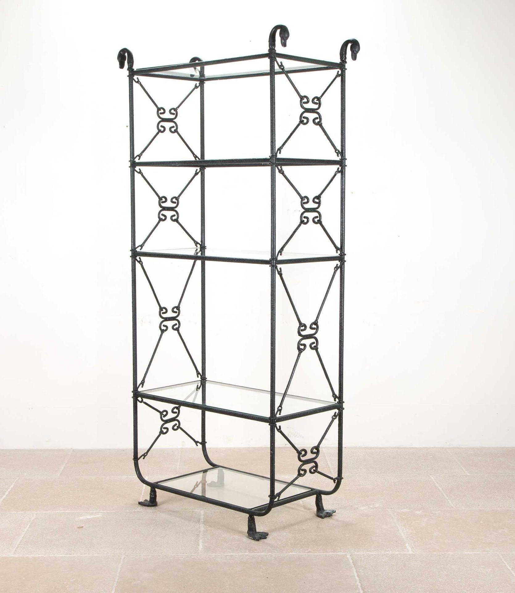 Una rara e ricercata étagère francese del XX secolo in metallo con ripiani in vetro. 
Questo mobile francese ha un design stravagante che ricorda lo stile di Giacometti. La struttura in ferro patinato è sormontata da terminali a testa di cigno in