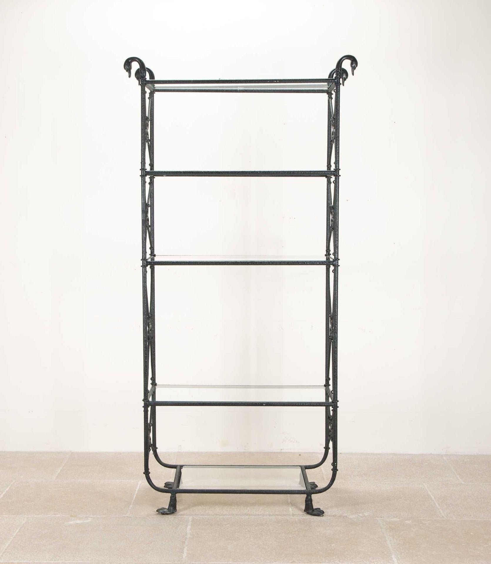 Mid-Century moderno Scaffali da esposizione Etagère in metallo del XX secolo in vendita