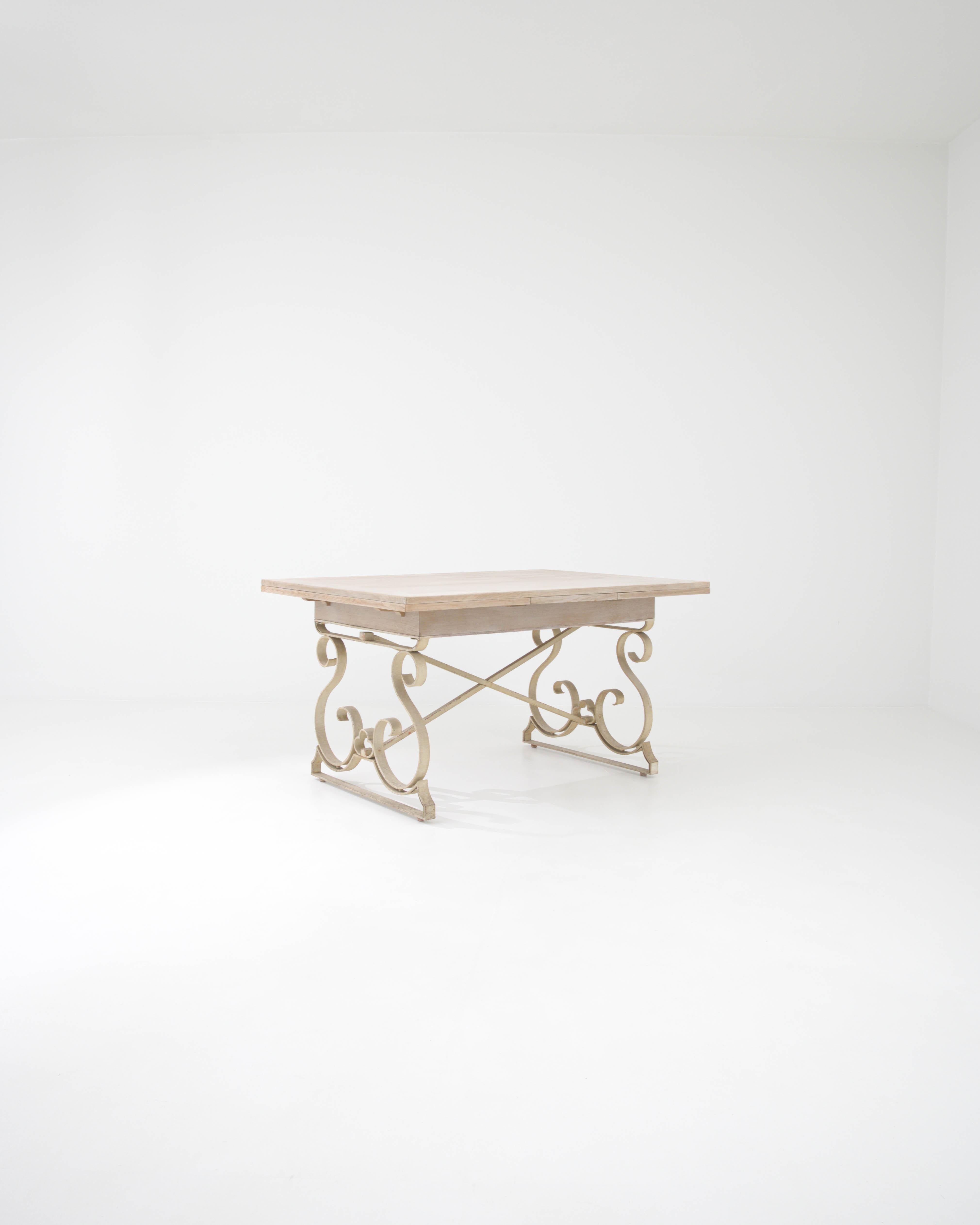 20ième siècle Table pliante française du 20ème siècle avec plateau en bois en vente