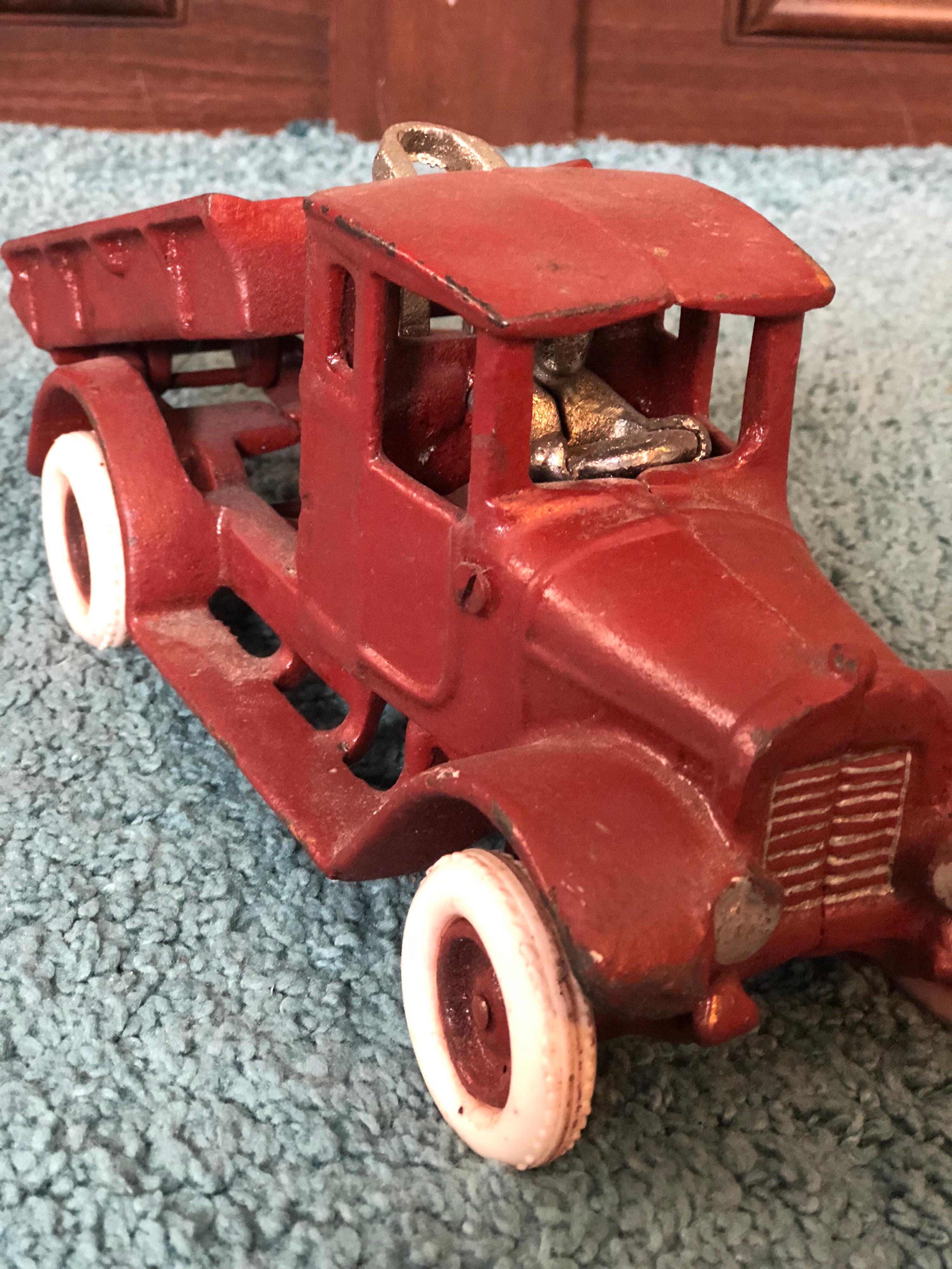 Französisches Metallmodell eines roten Spielzeuglastwagens aus dem 20. im Angebot 1