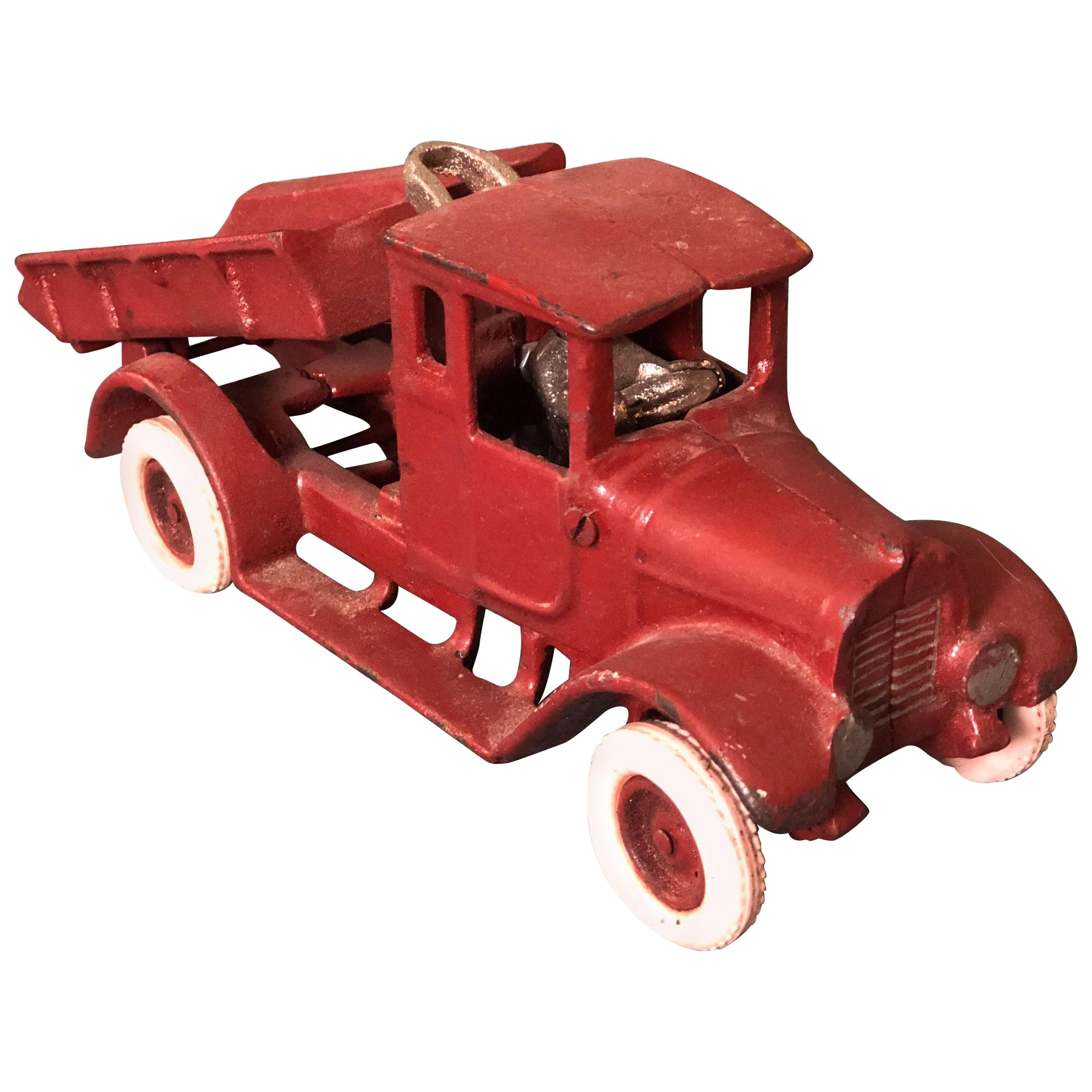 Französisches Metallmodell eines roten Spielzeuglastwagens aus dem 20.