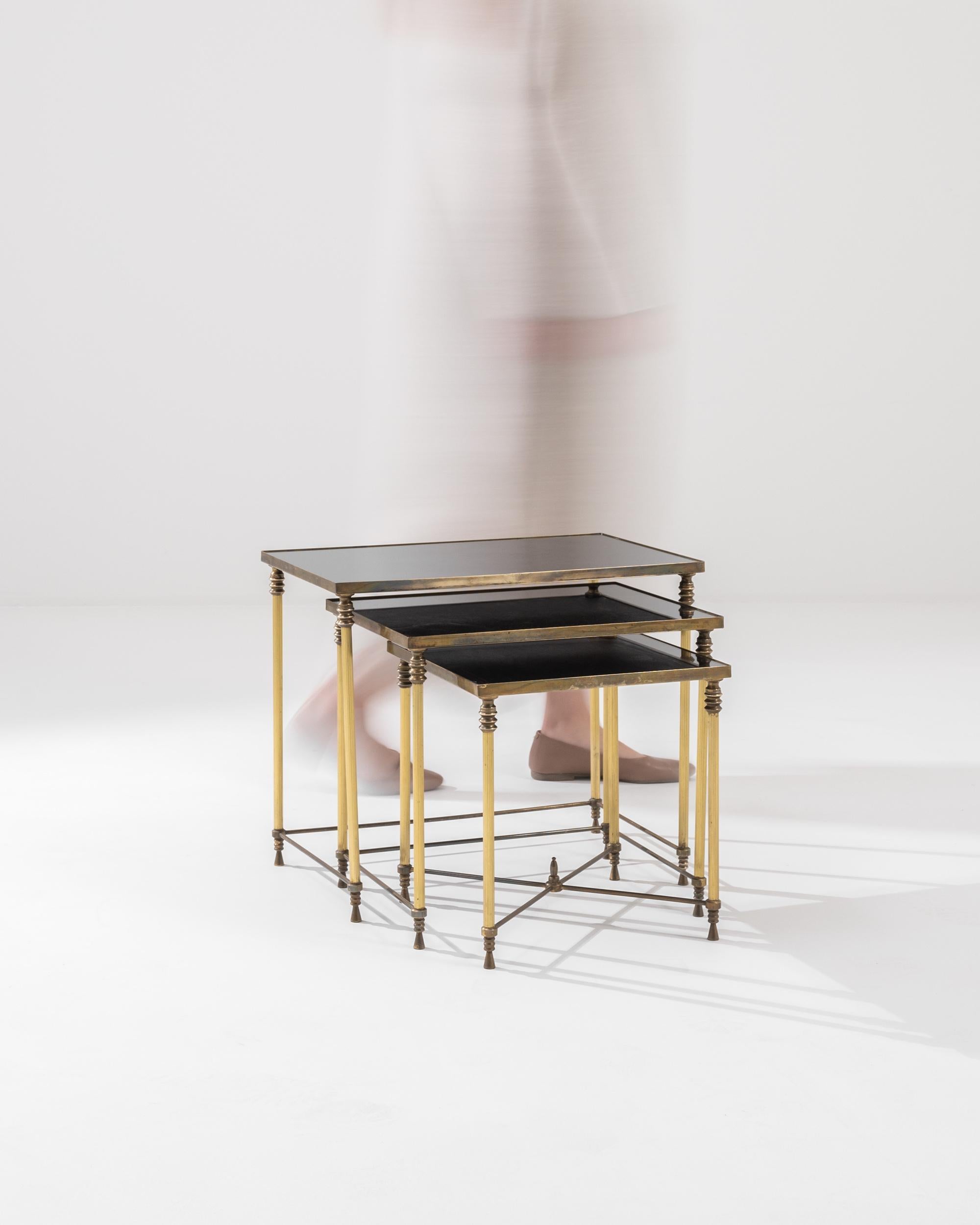 Laiton Tables gigognes en métal du 20e siècle, un ensemble  en vente
