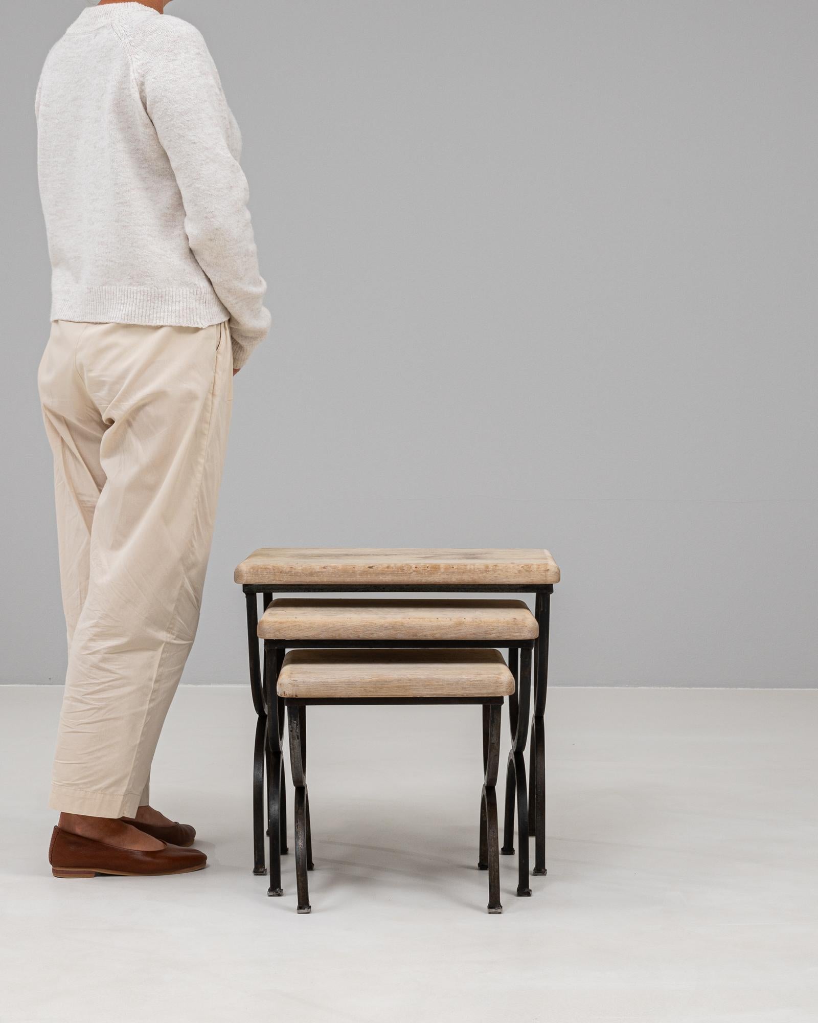20ième siècle 20th Century French Metal Nesting Tables With Wooden Tops, Set of 3 en vente