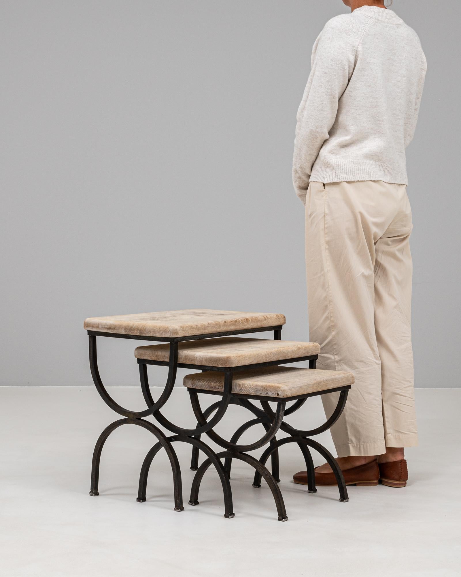 Métal 20th Century French Metal Nesting Tables With Wooden Tops, Set of 3 en vente