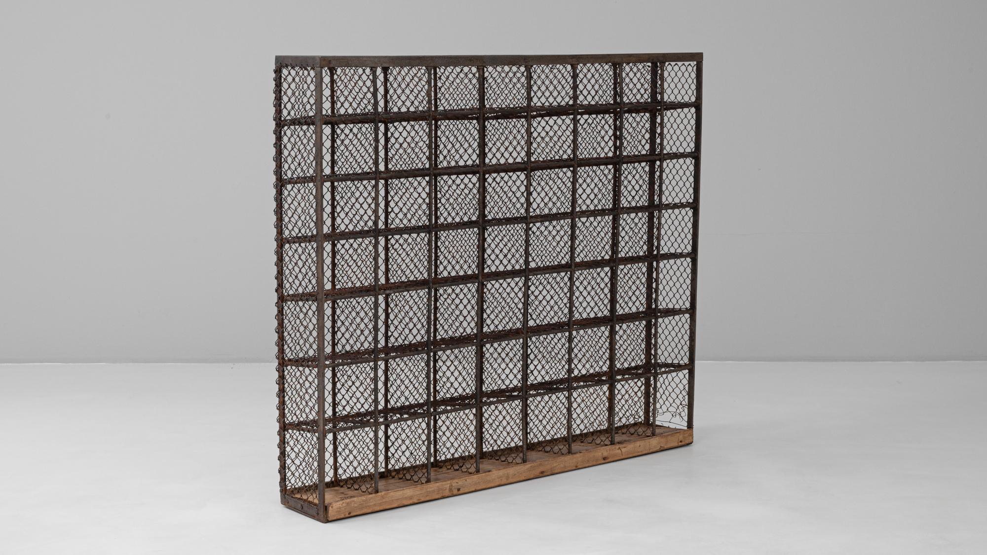 Scaffale francese del XX secolo in metallo con base in legno in vendita 1