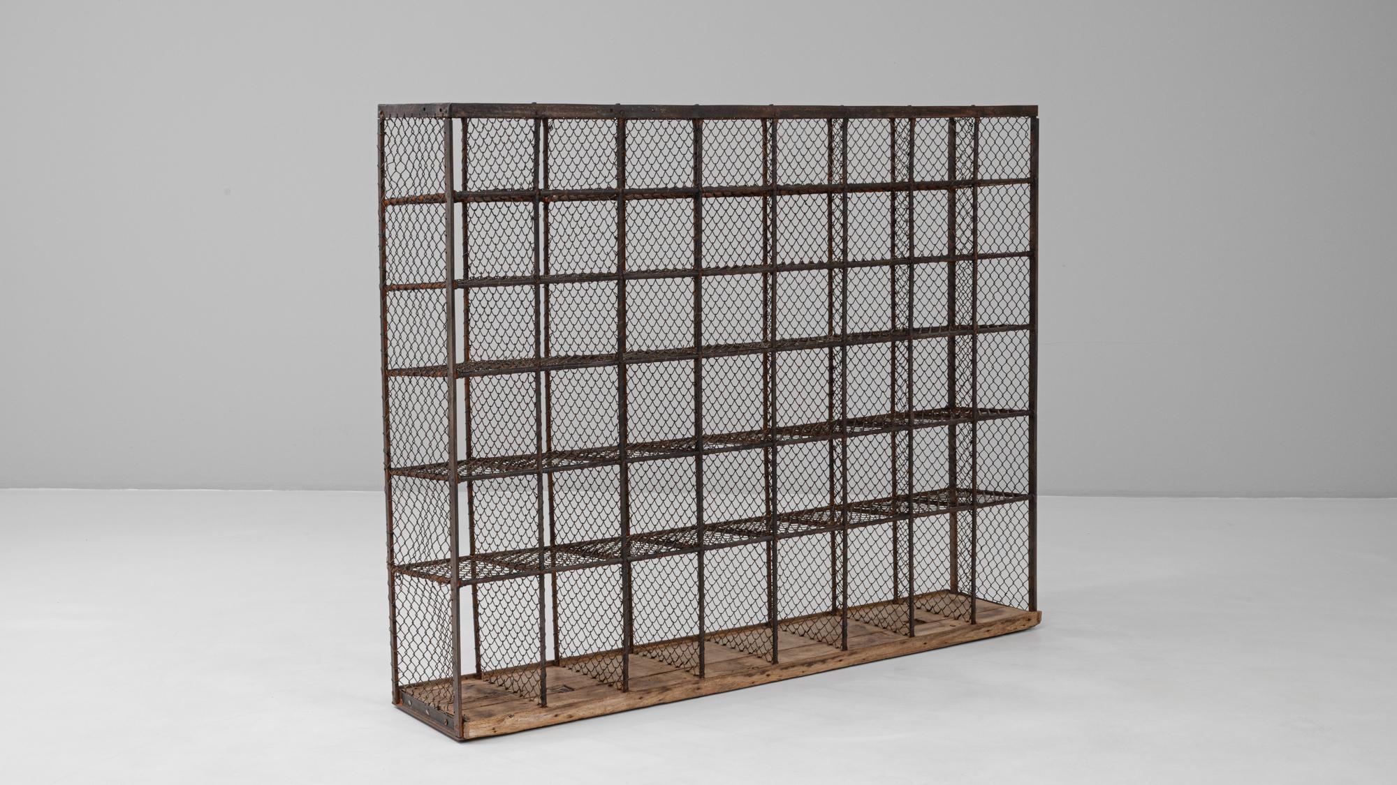 Scaffale francese del XX secolo in metallo con base in legno in vendita 1