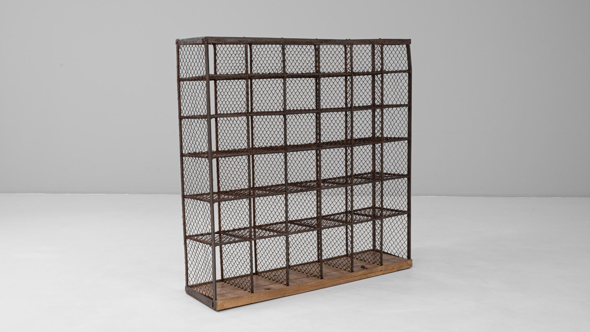 Scaffale francese del XX secolo in metallo con base in legno in vendita 1