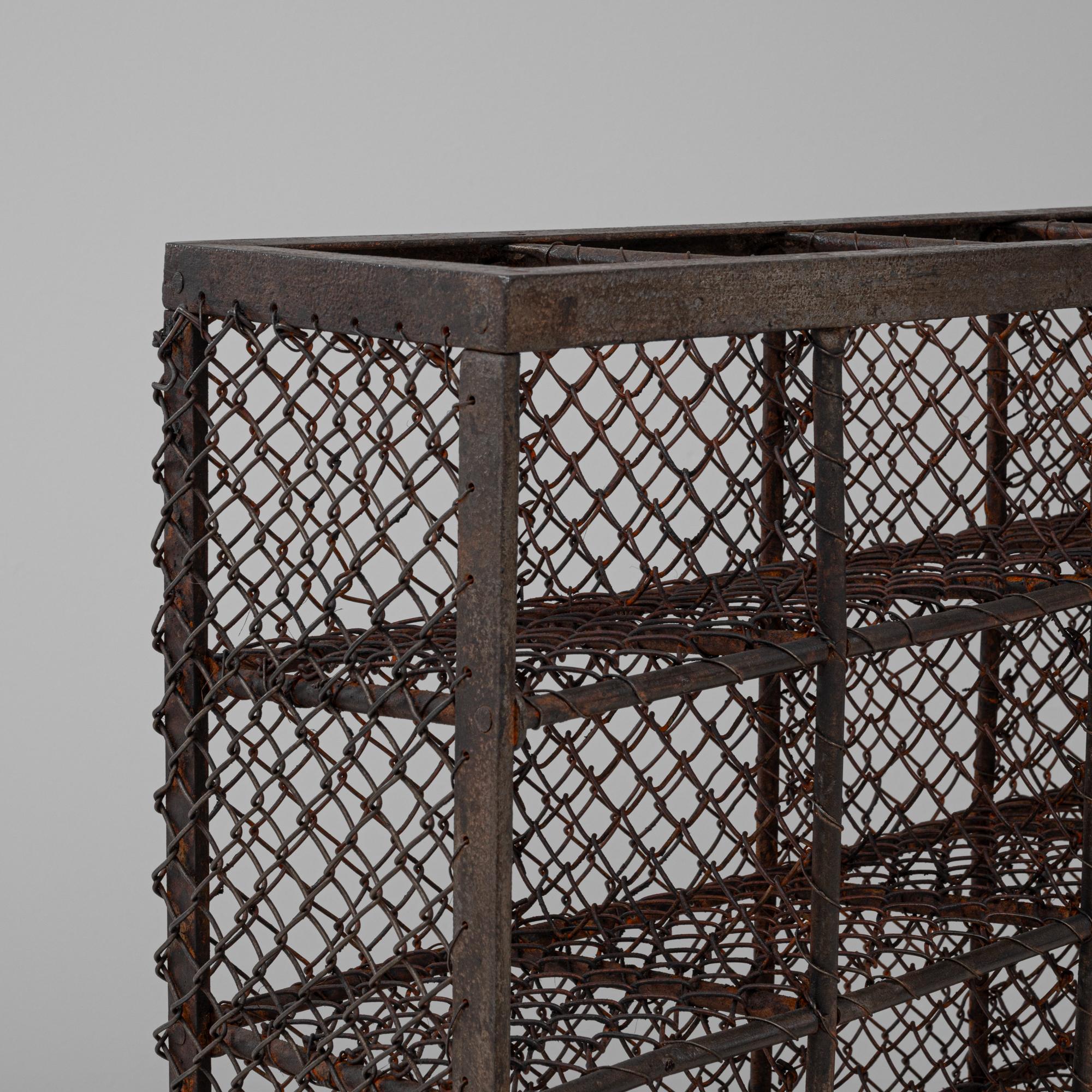 Scaffale francese del XX secolo in metallo con base in legno in vendita 2