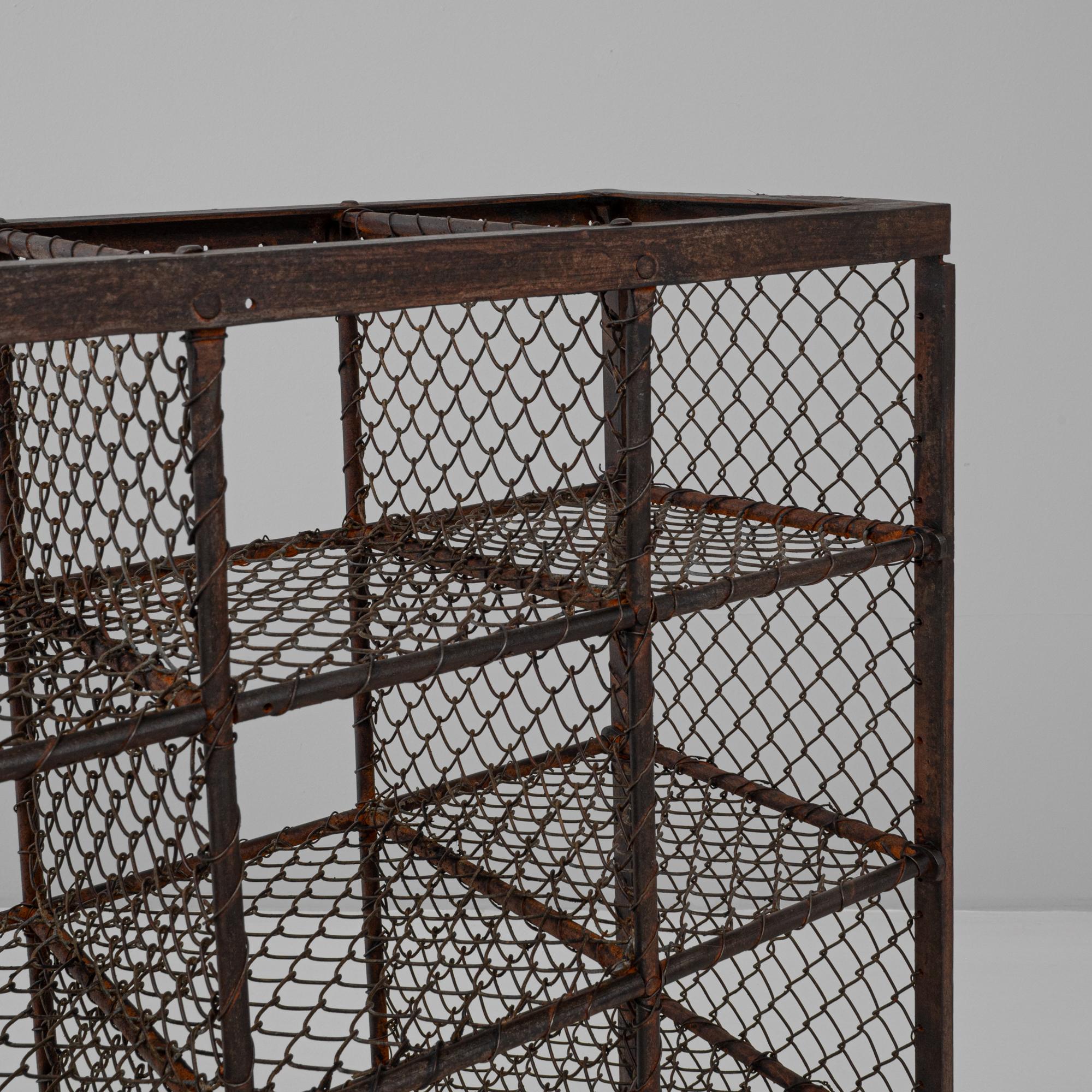Scaffale francese del XX secolo in metallo con base in legno in vendita 2