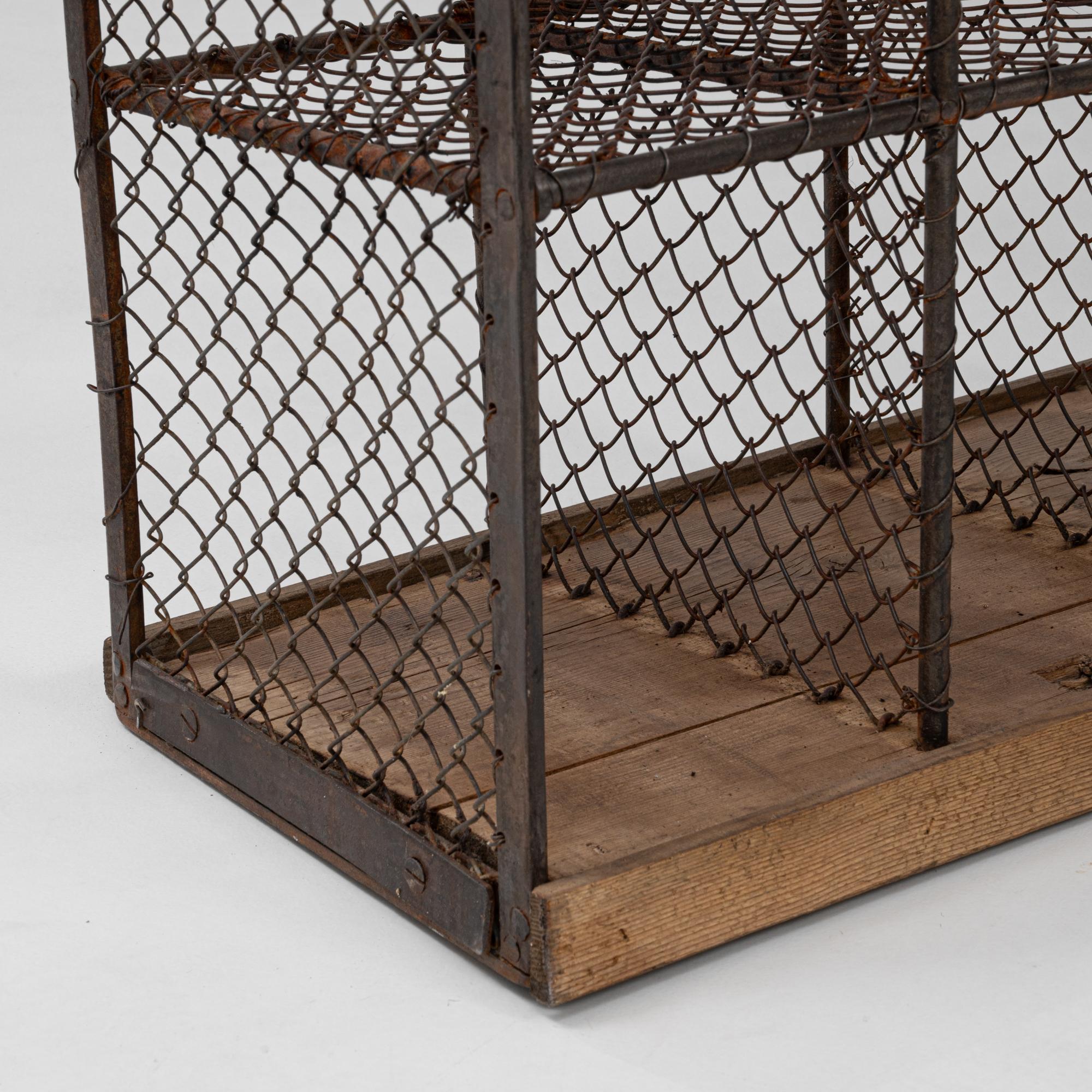 Scaffale francese del XX secolo in metallo con base in legno in vendita 3