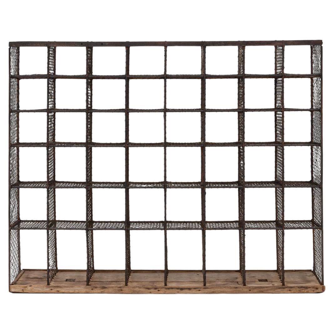 Scaffale francese del XX secolo in metallo con base in legno in vendita