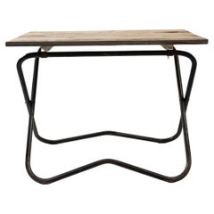 Mesa auxiliar francesa del siglo XX de metal con tablero de madera