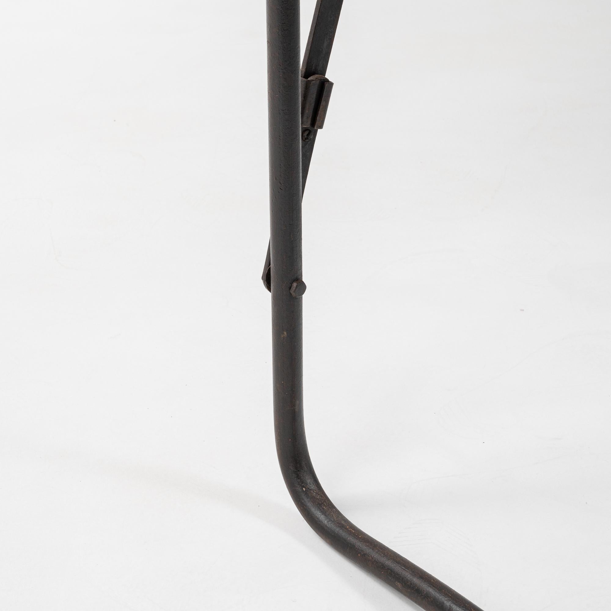 Mesa francesa de metal del siglo XX con tablero de madera en venta 5