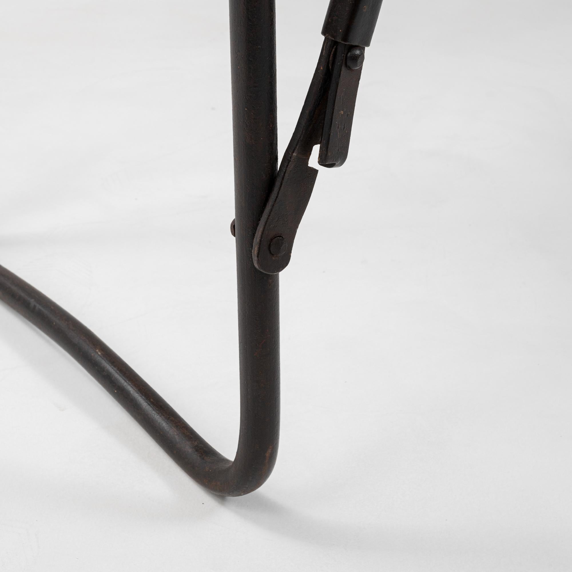 Mesa francesa de metal del siglo XX con tablero de madera en venta 6