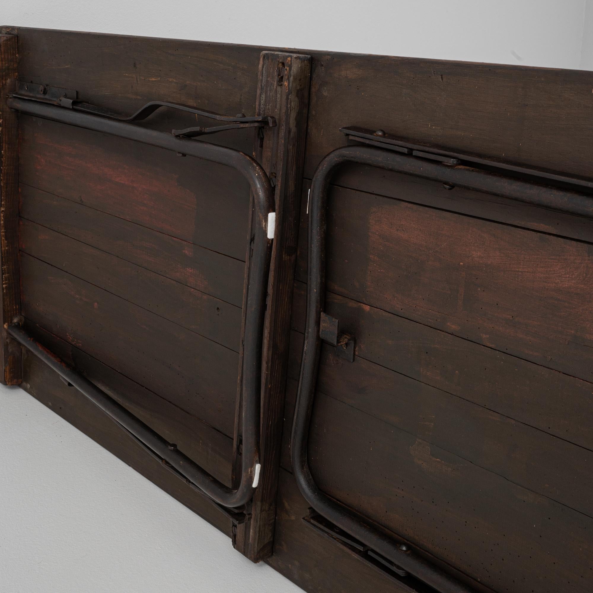 Mesa francesa de metal del siglo XX con tablero de madera en venta 9