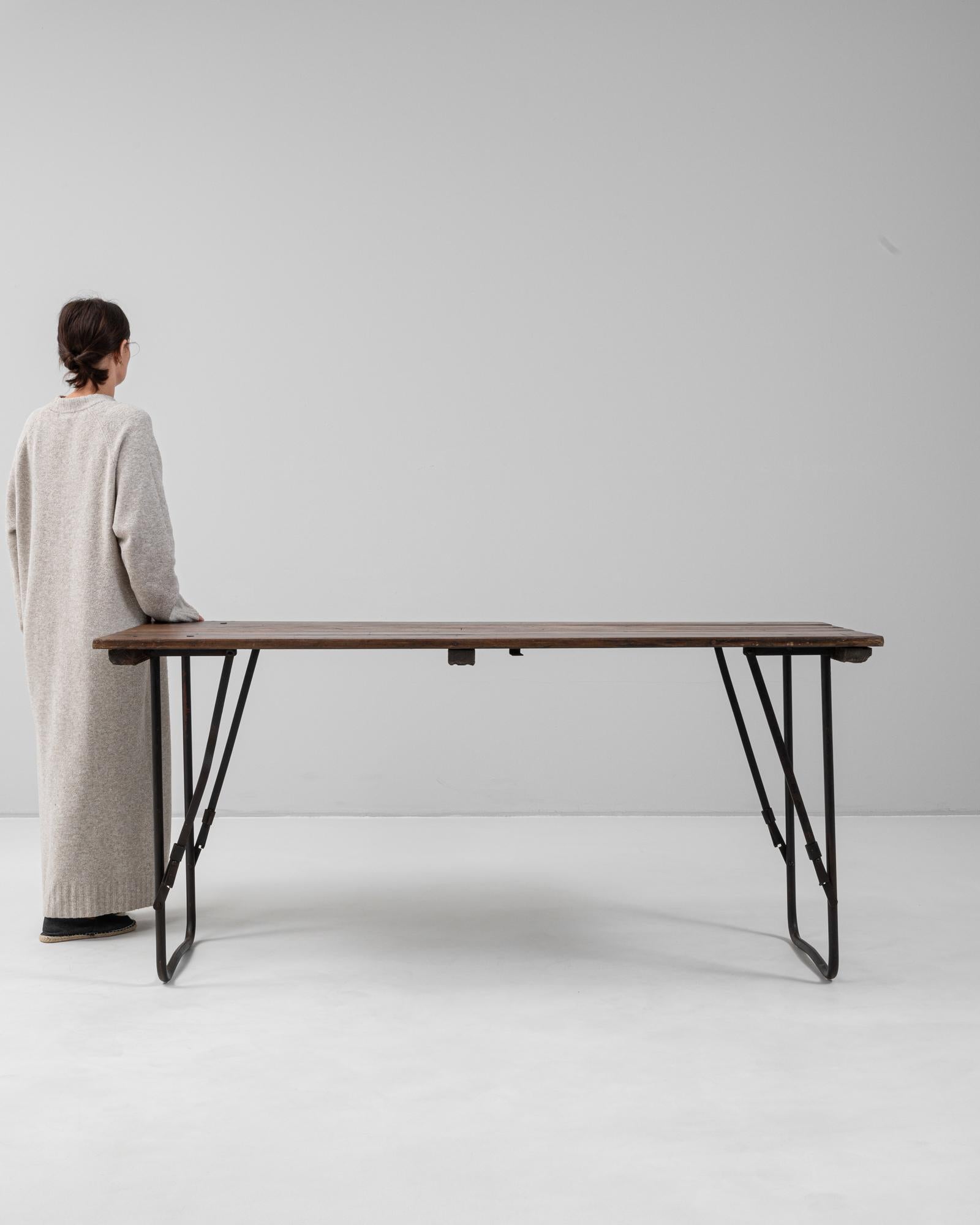 Mesa francesa de metal del siglo XX con tablero de madera Francés en venta