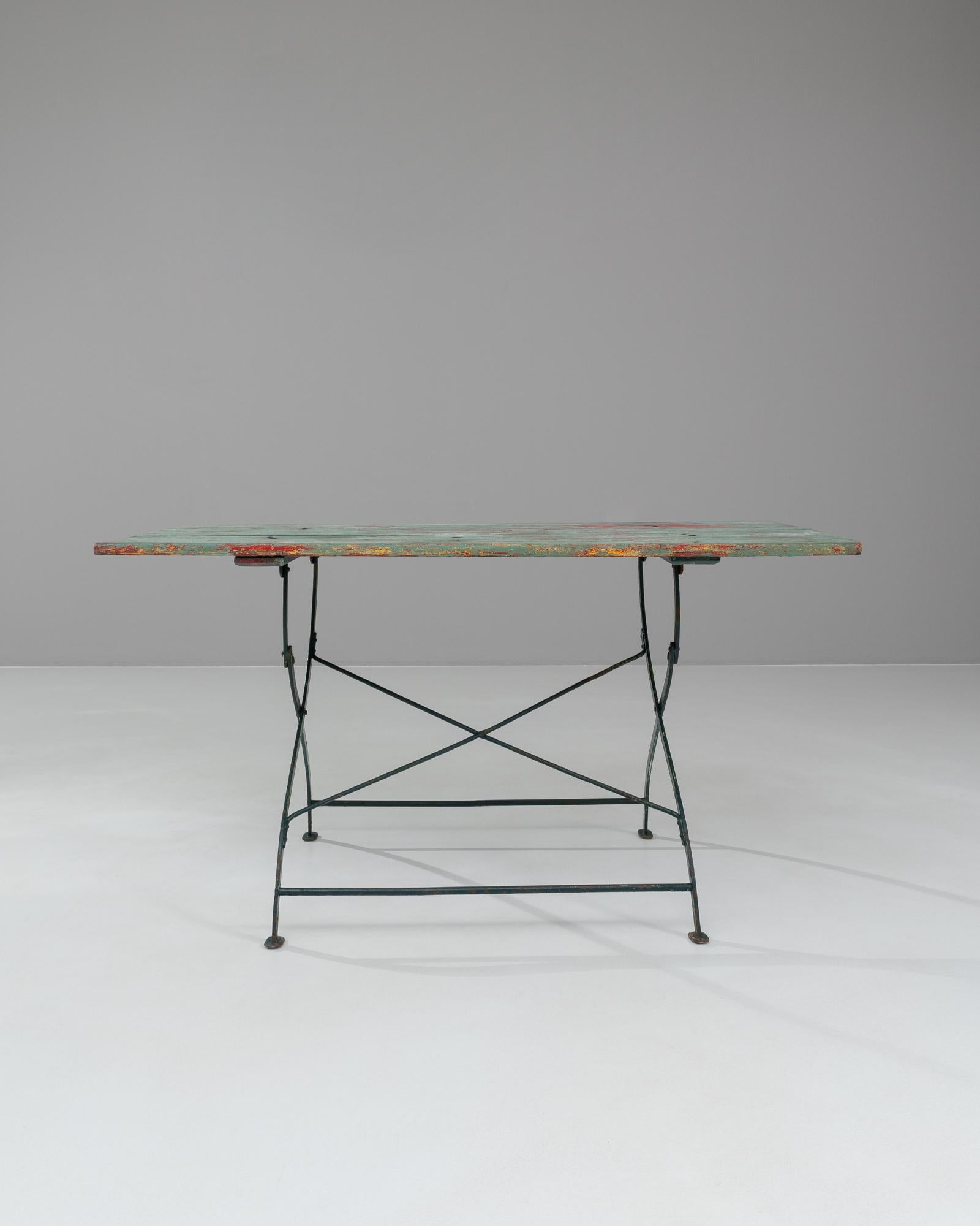 Französischer Metalltisch des 20. Jahrhunderts mit Holzplatte im Angebot 1