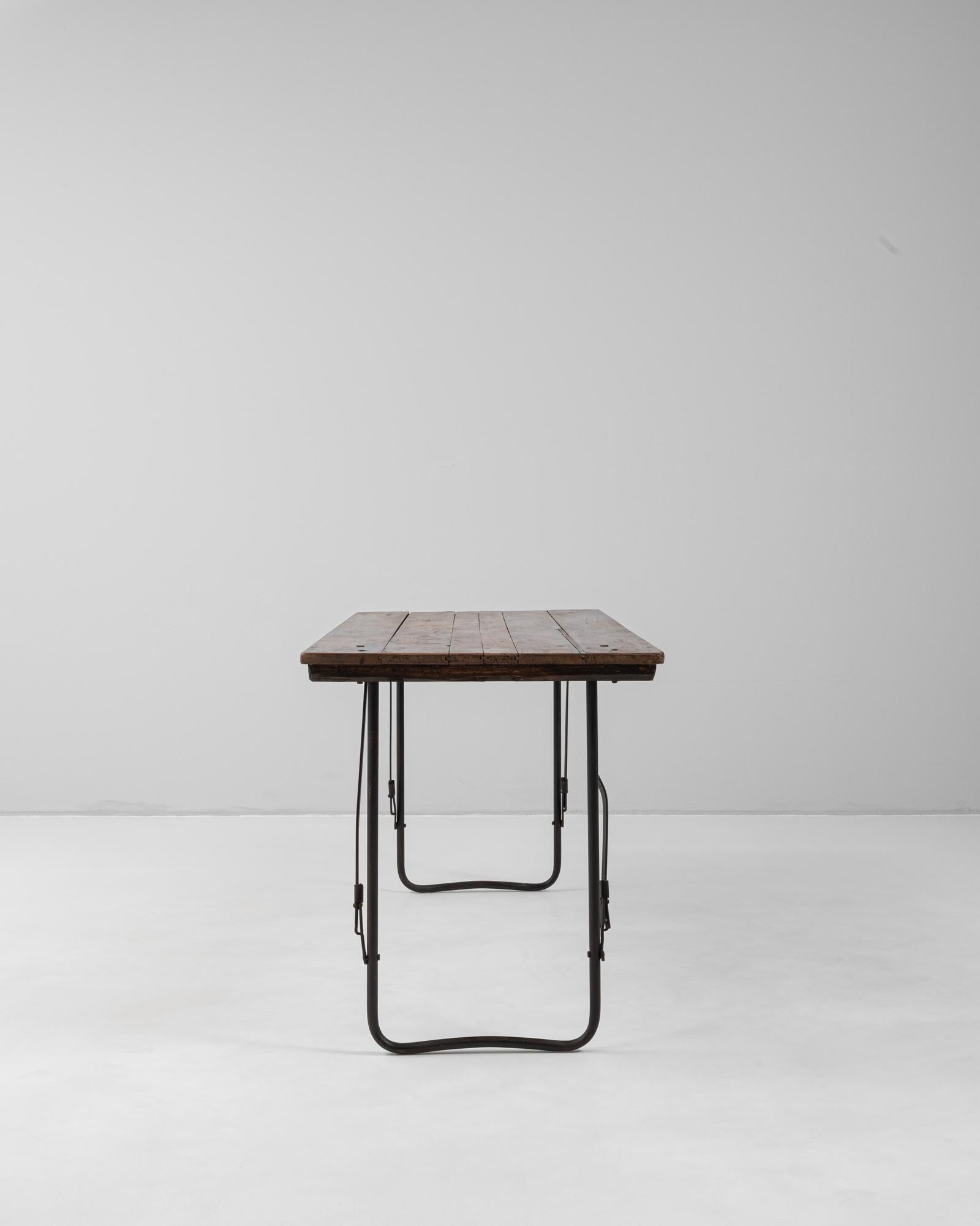 Mesa francesa de metal del siglo XX con tablero de madera en Bueno estado para la venta en High Point, NC