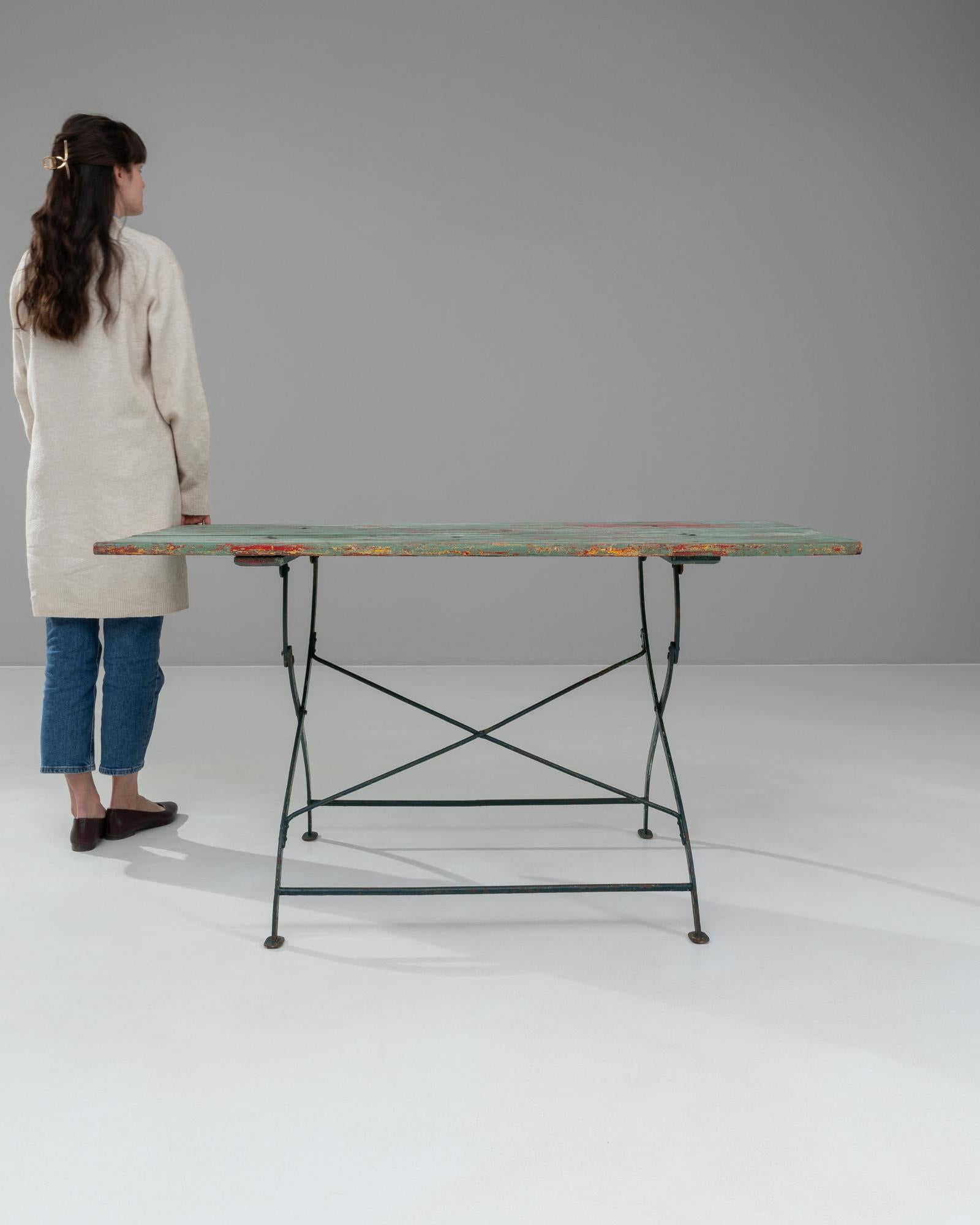 Französischer Metalltisch des 20. Jahrhunderts mit Holzplatte im Angebot 2