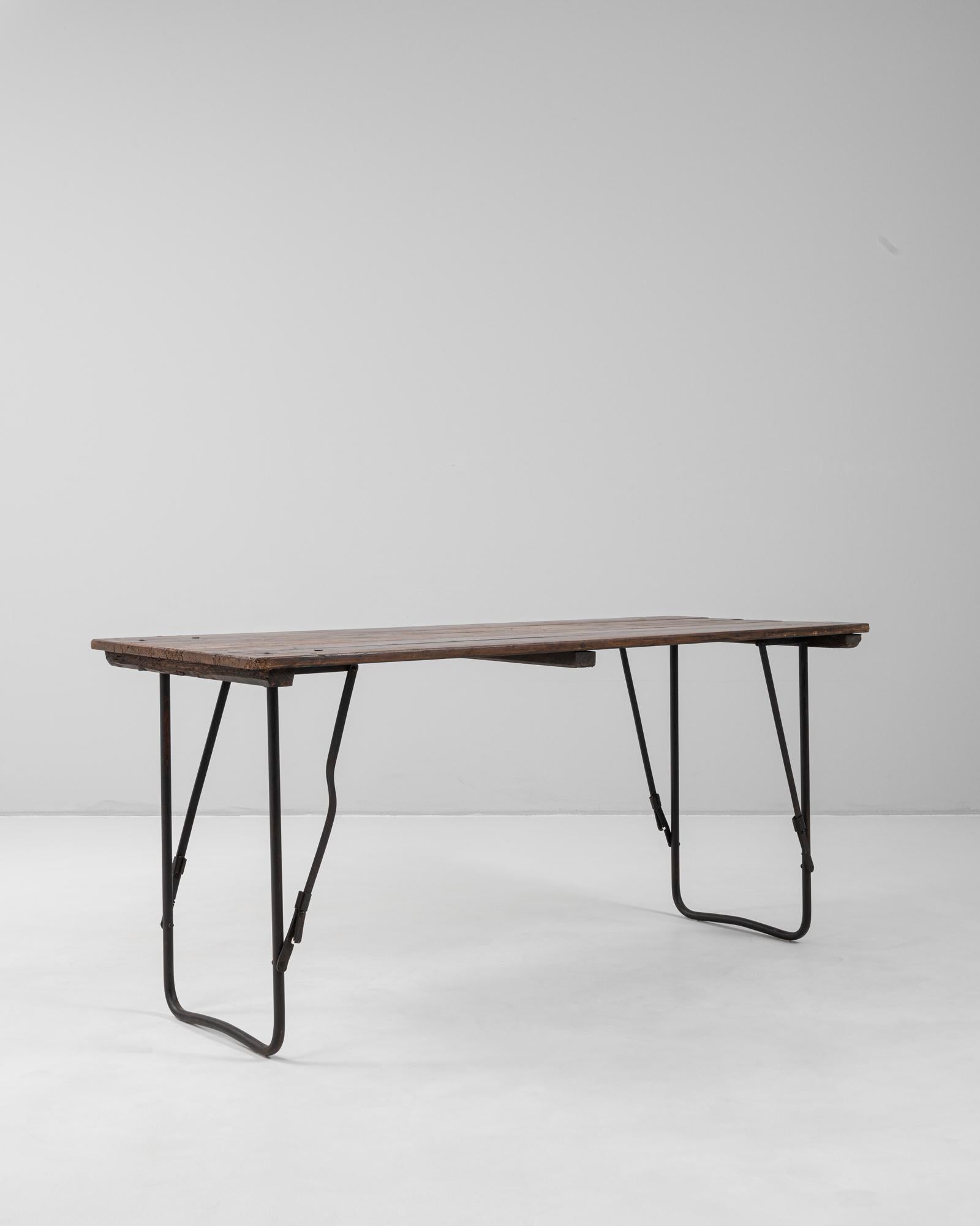 Mesa francesa de metal del siglo XX con tablero de madera Metal en venta