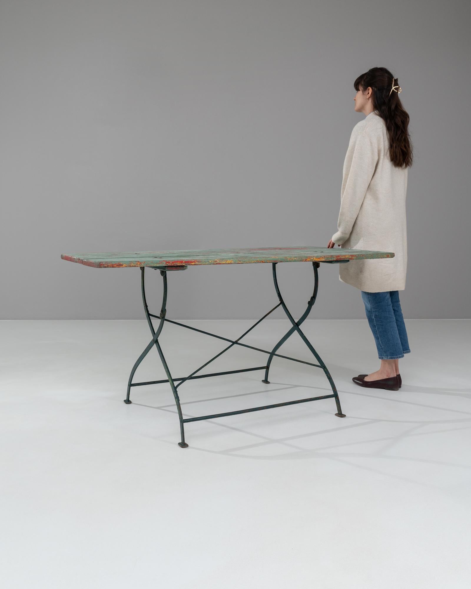 Französischer Metalltisch des 20. Jahrhunderts mit Holzplatte im Angebot 3