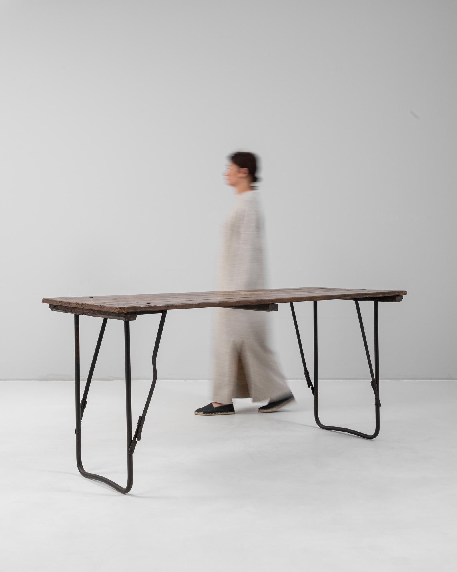 Mesa francesa de metal del siglo XX con tablero de madera en venta 1