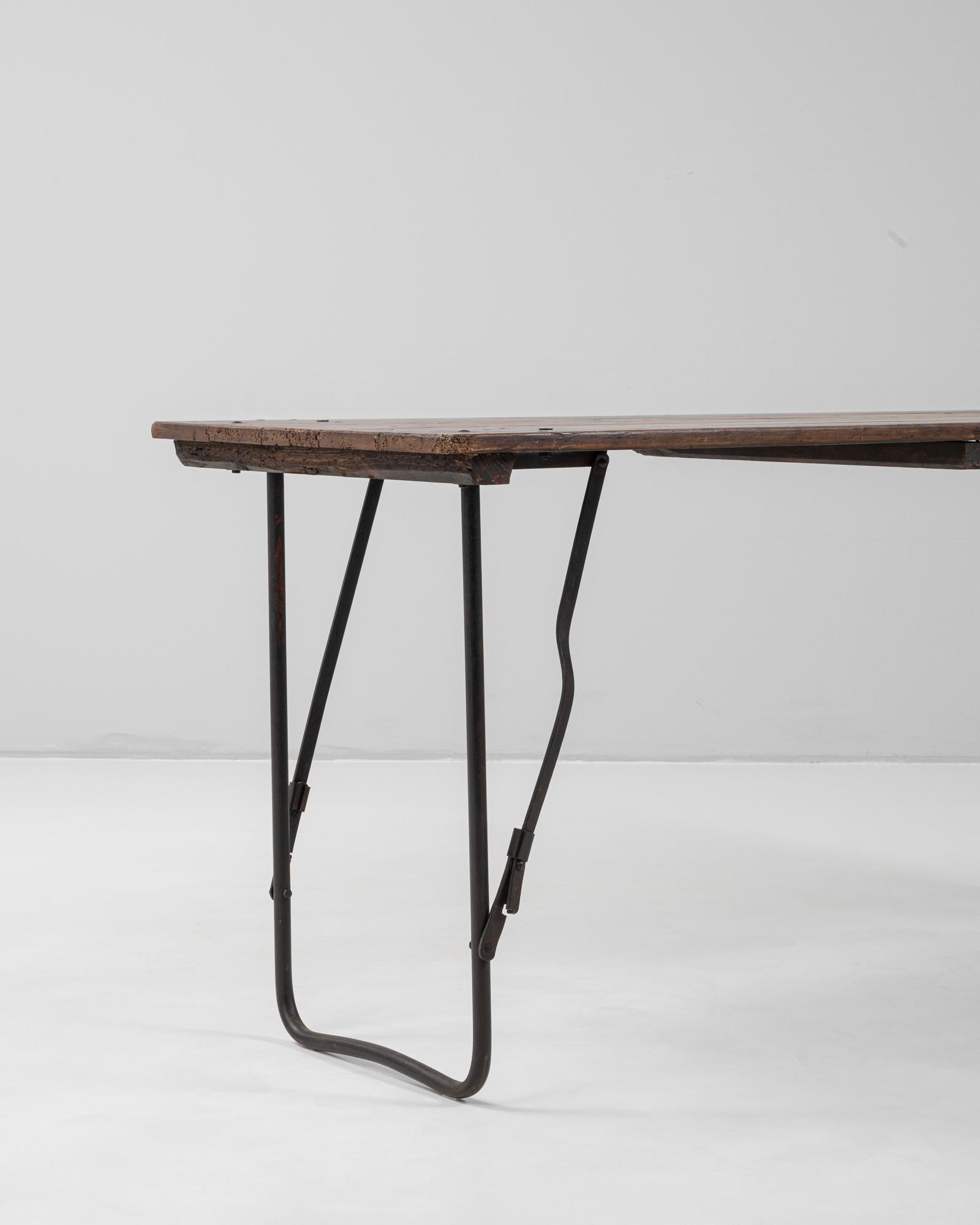 Mesa francesa de metal del siglo XX con tablero de madera en venta 2