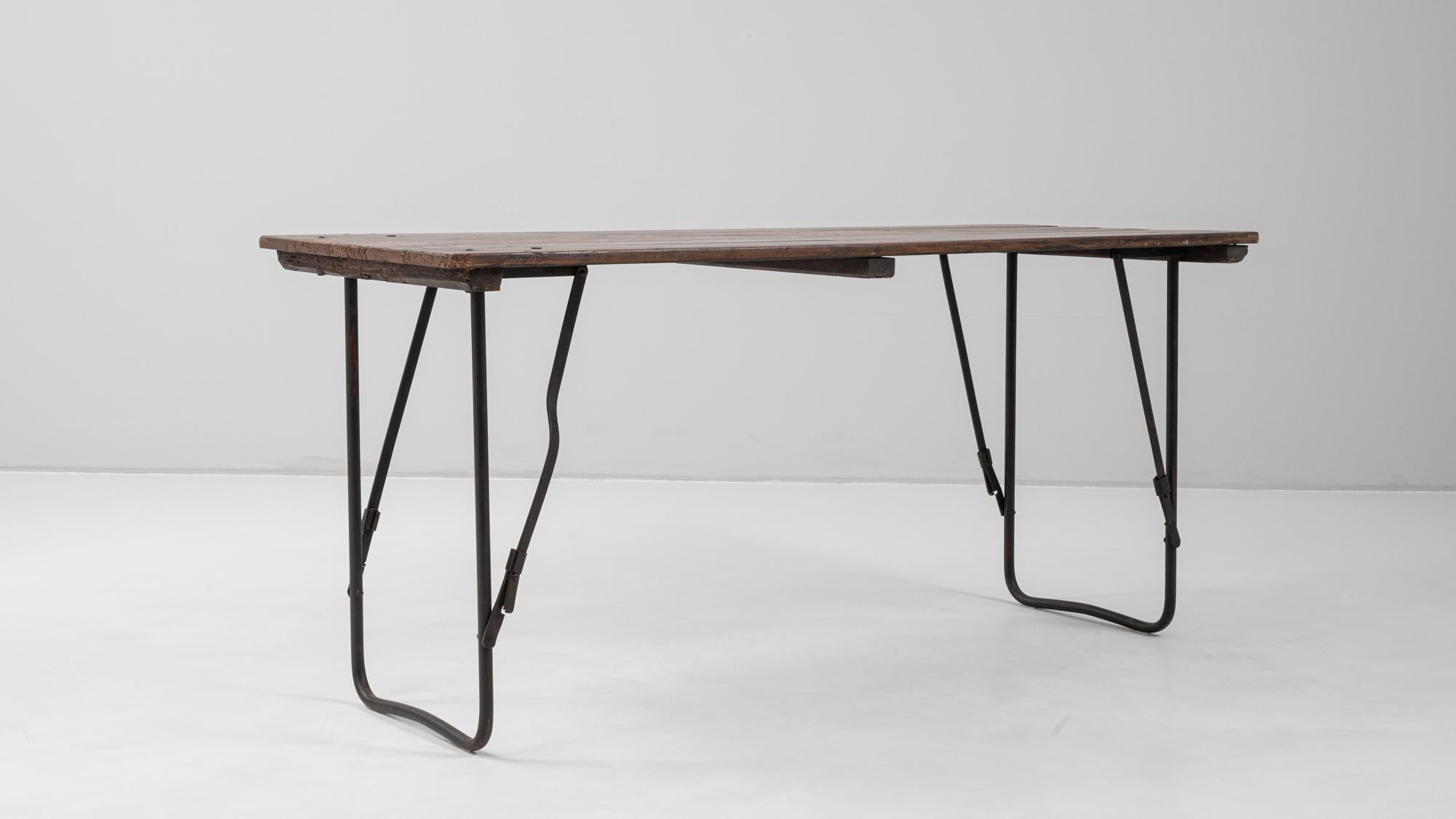 Mesa francesa de metal del siglo XX con tablero de madera en venta 3