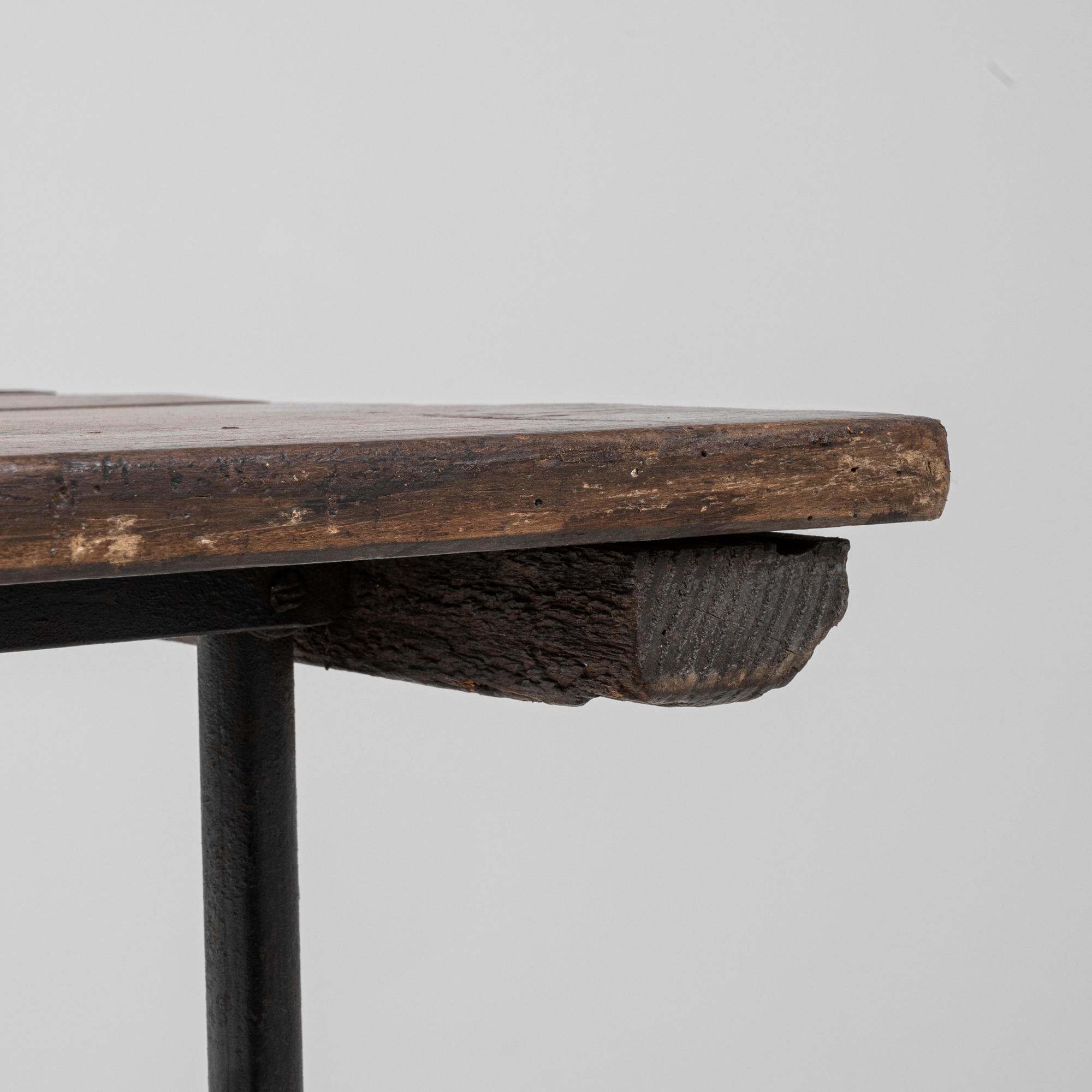 Mesa francesa de metal del siglo XX con tablero de madera en venta 4