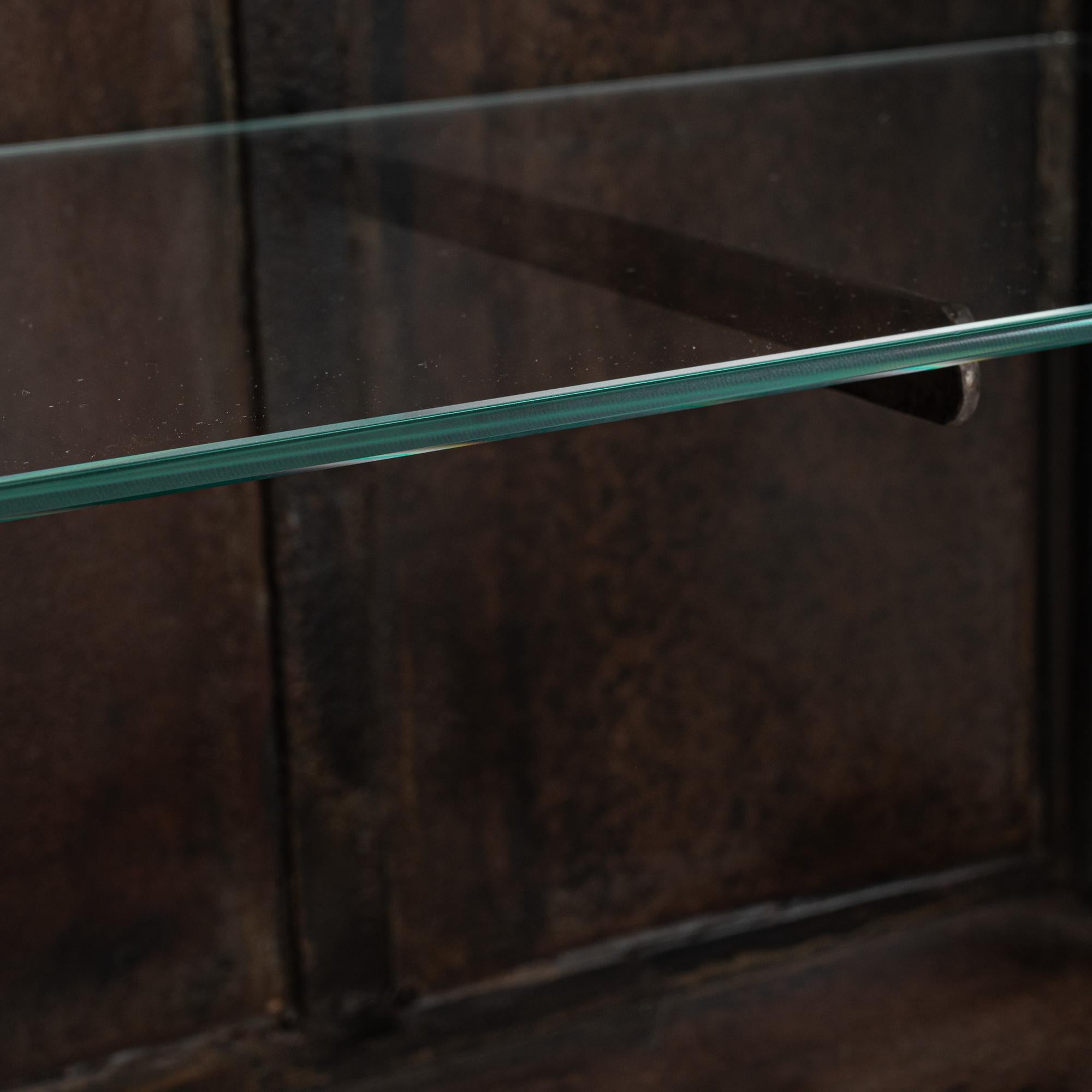 Diese französische Wandvitrine aus Metall aus dem 20. Jahrhundert ist ein eindrucksvolles Beispiel für das Design von Gebrauchsgegenständen, die zu einem würdigen Ausstellungsstück erhoben wurden. Der robuste Metallrahmen und die Glasscheiben an der