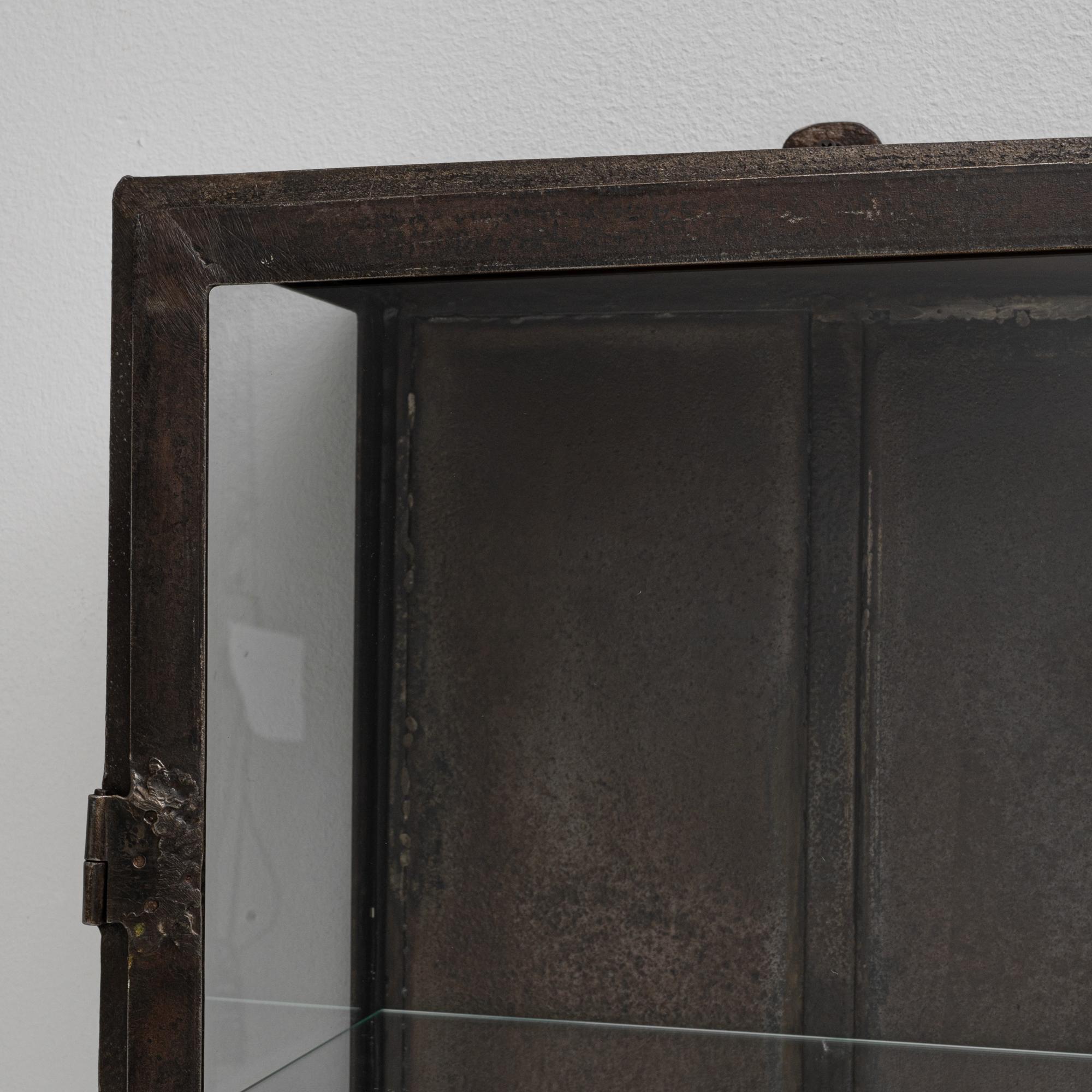 Französische Wandvitrine aus Metall des 20. (20. Jahrhundert) im Angebot
