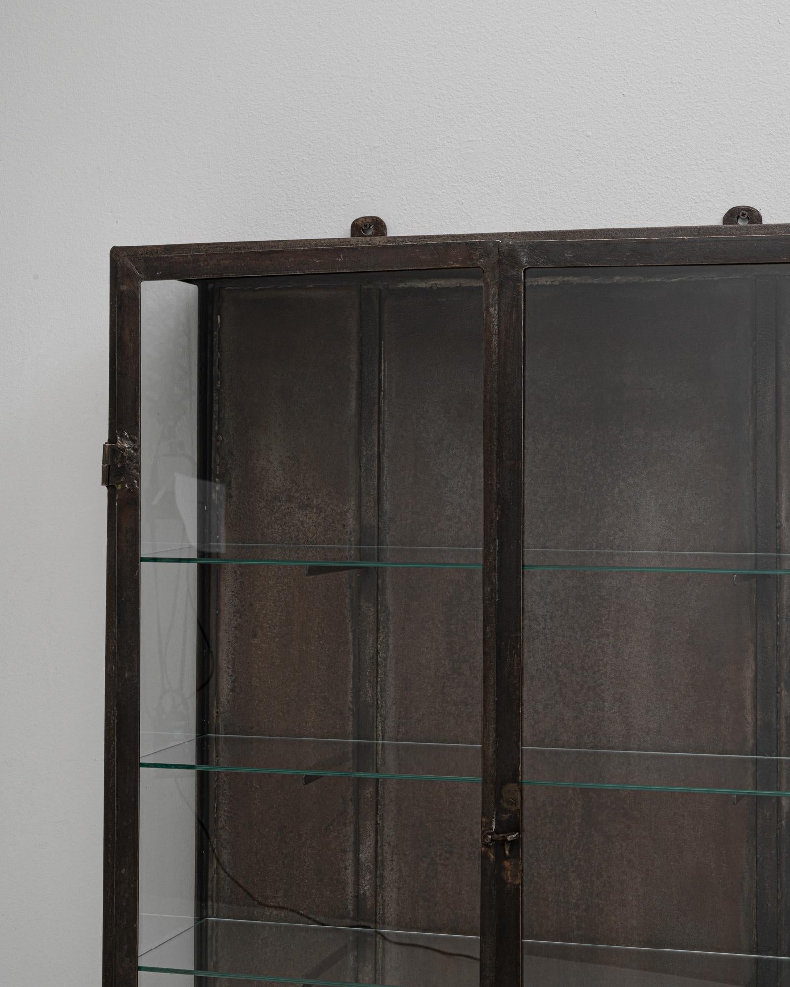 Französische Wandvitrine aus Metall des 20. im Angebot 2