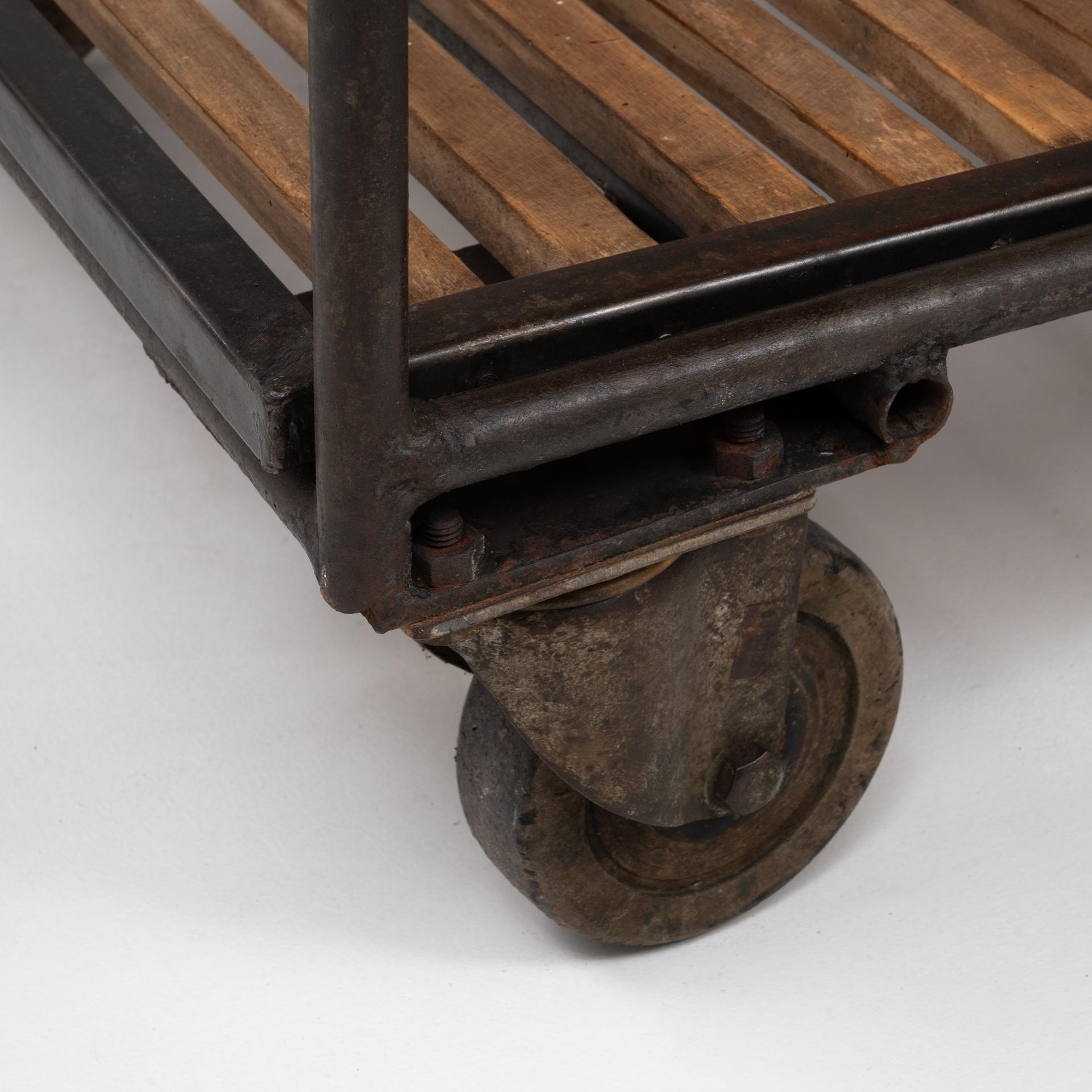 Carrello da forno francese del XX secolo in metallo e legno con ruote in vendita 6