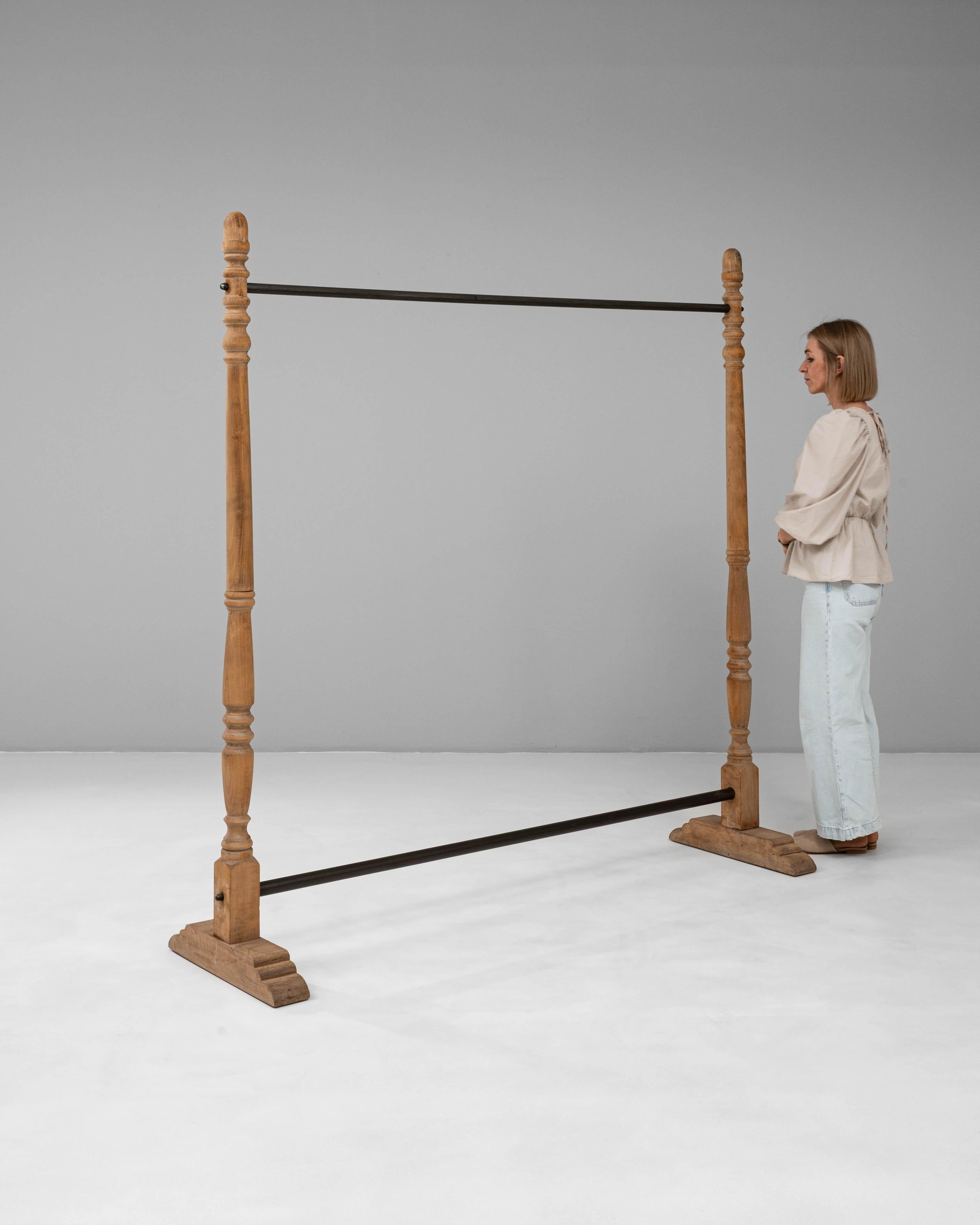 Appendiabiti francese in metallo e legno del XX secolo in vendita 1